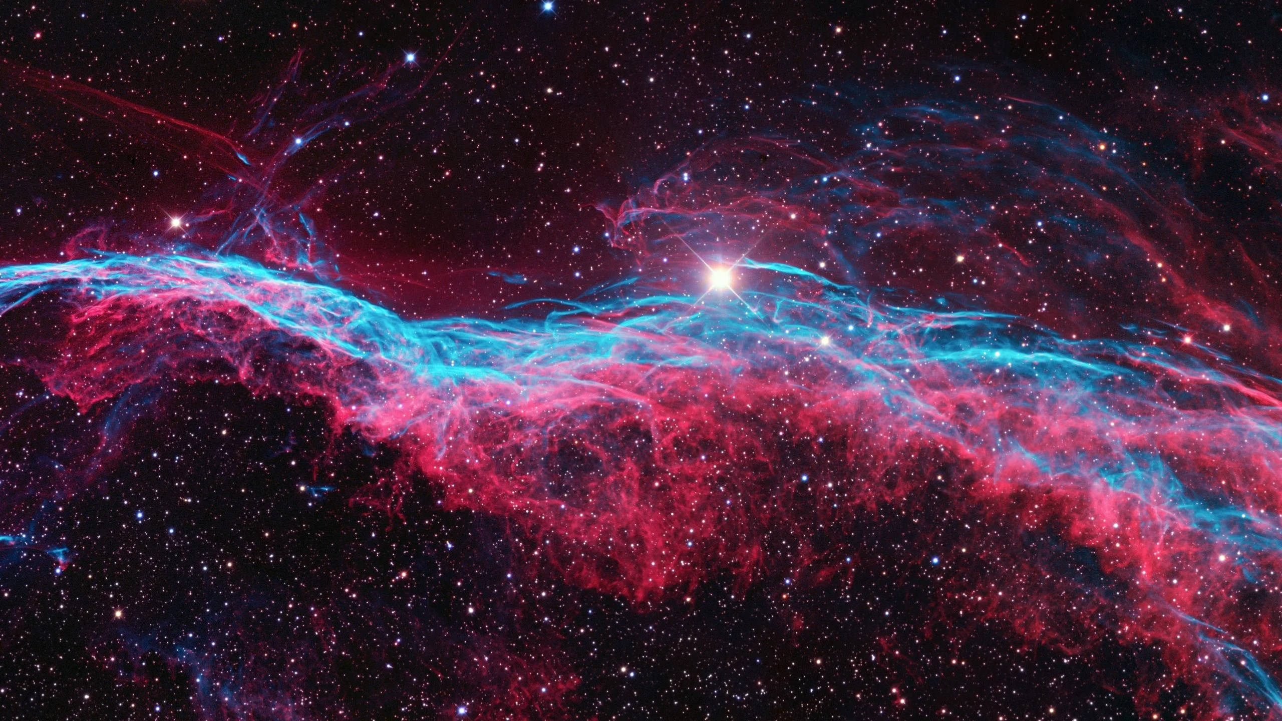 अंतरिक्ष में गुलाबी नीहारिका 2560x1440 वॉलपेपर