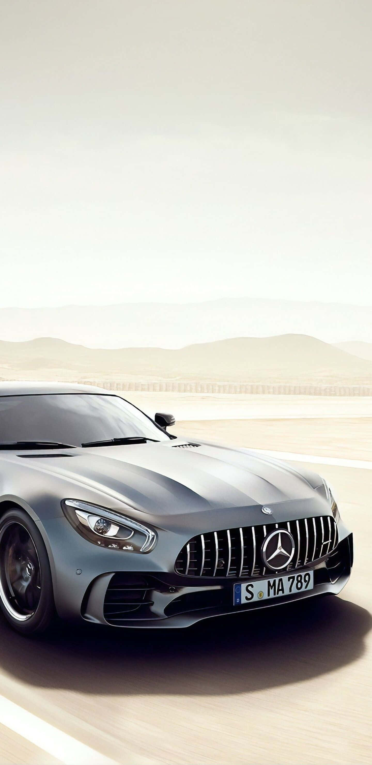 सिल्वर मर्सिडीज रेगिस्तानी सड़क पर पिक्सल 3XL AMG GT-R बैकग्राउंड वॉलपेपर
