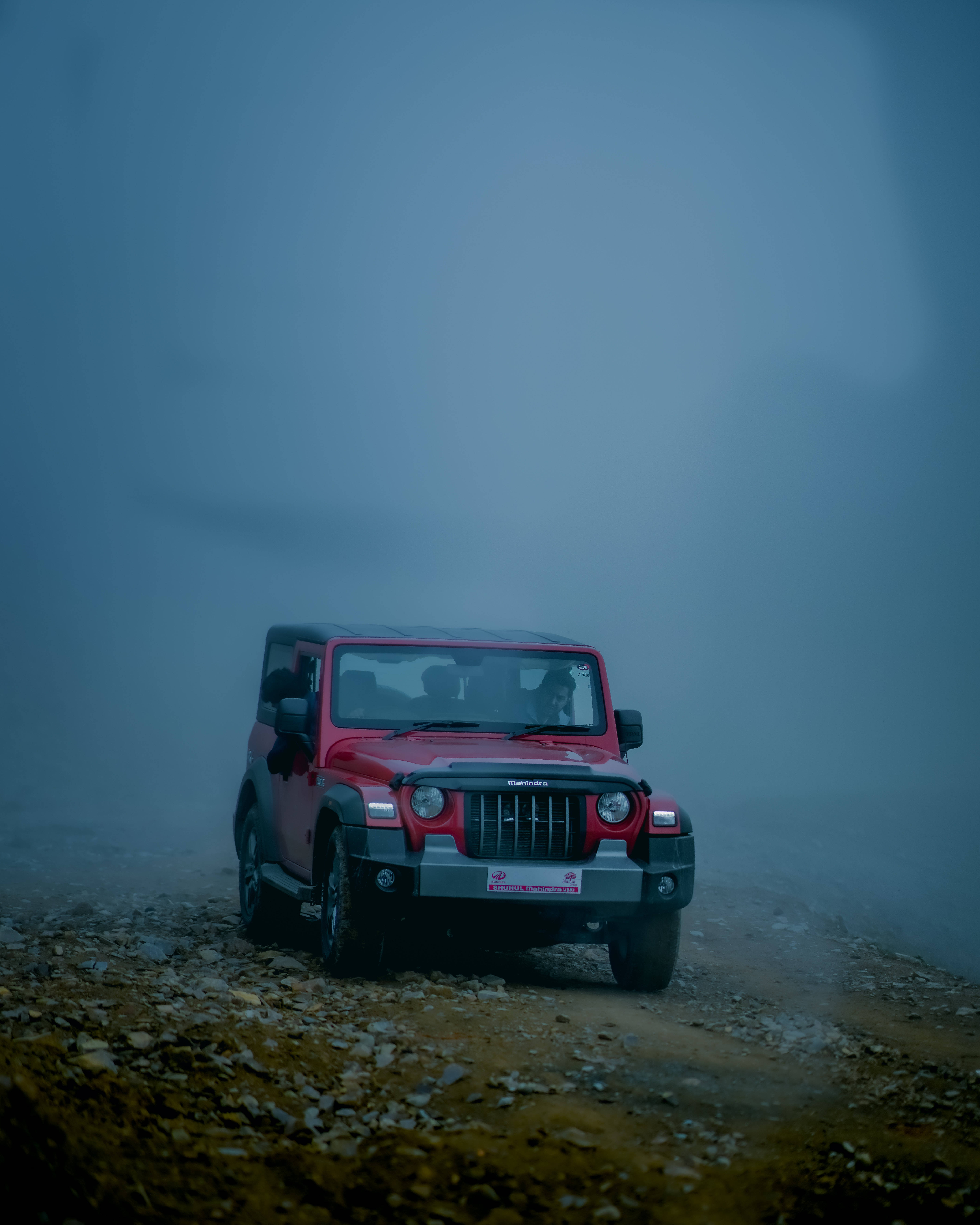लाल थार 4K नीला कोहरा वॉलपेपर