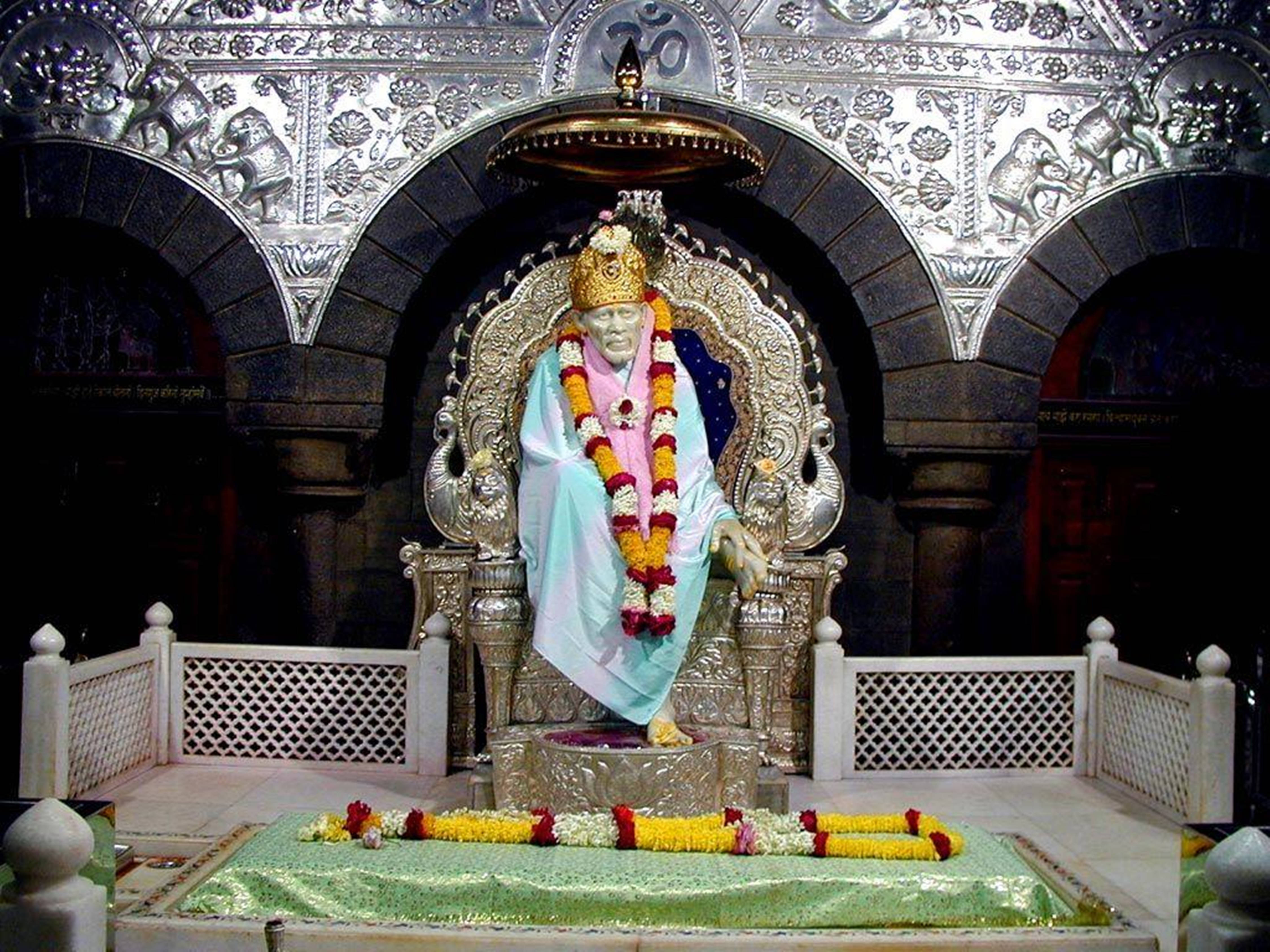 मस्जिद में स्थित भव्य साईं बाबा की प्रतिमा 4K क्वालिटी में वॉलपेपर