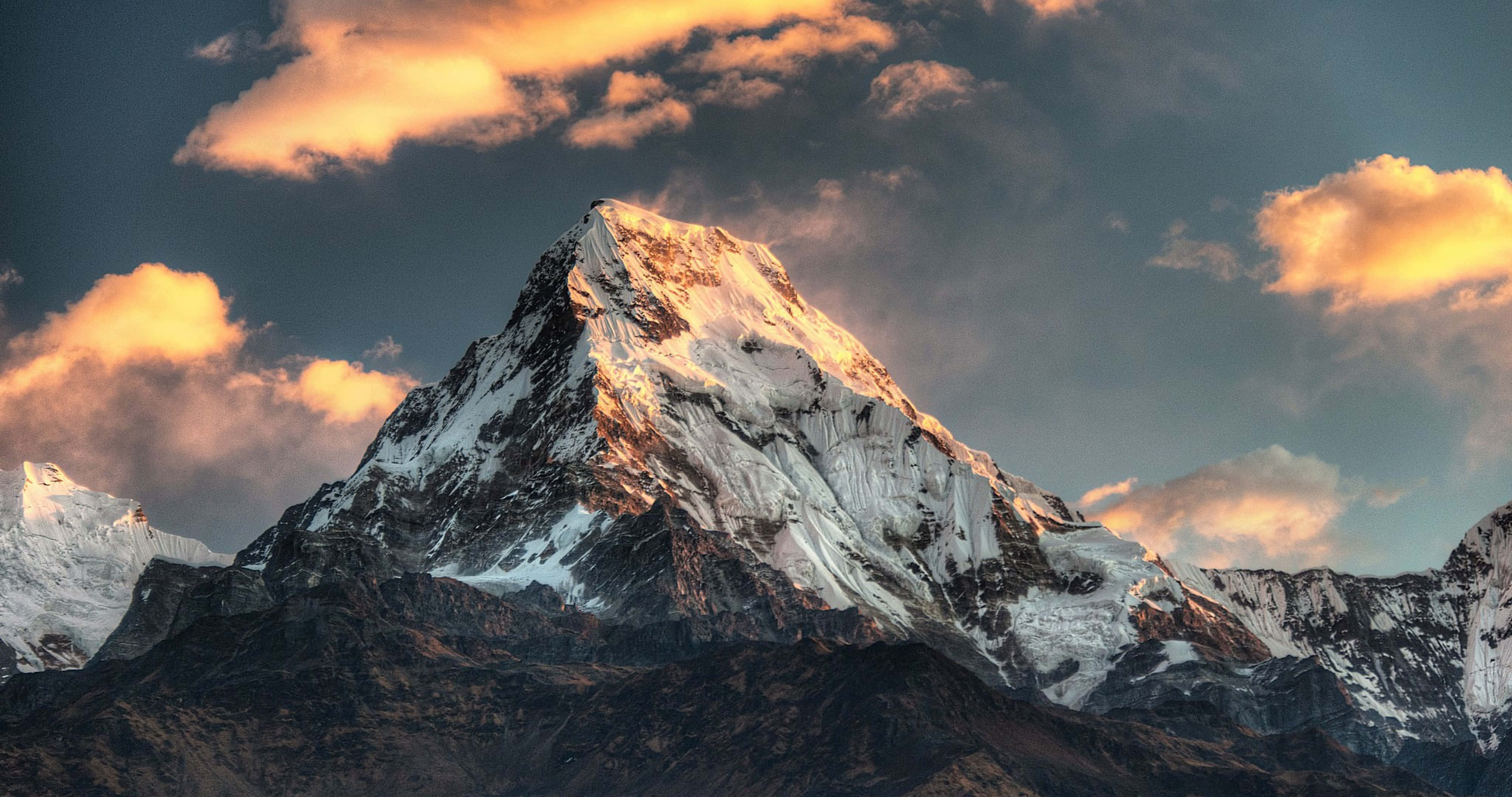 4K अन्नपूर्णा पर्वत शिखर वॉलपेपर