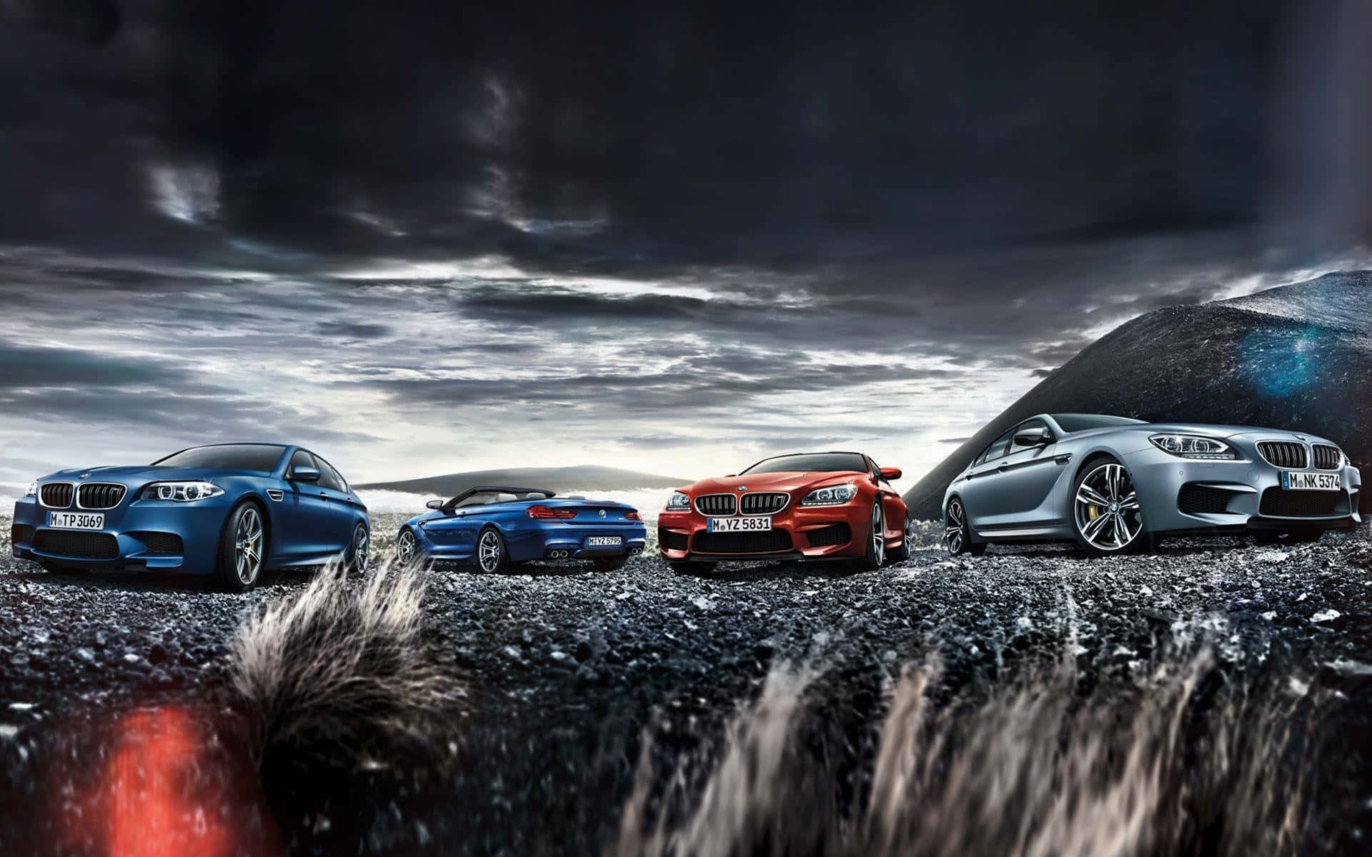 720p M सीरीज बैकग्राउंड अलग-अलग रंगों में BMW M कारें वॉलपेपर