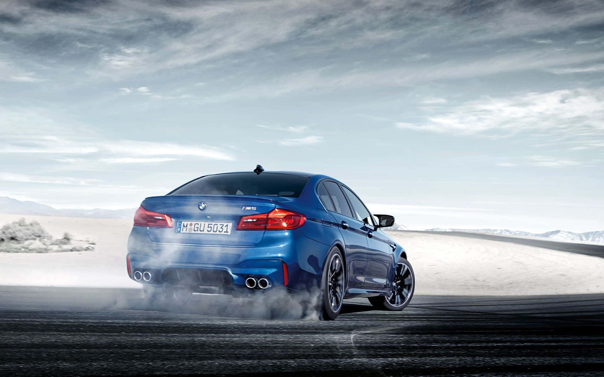 720p M सीरीज बैकग्राउंड बर्फ में नीली BMW M5 वॉलपेपर