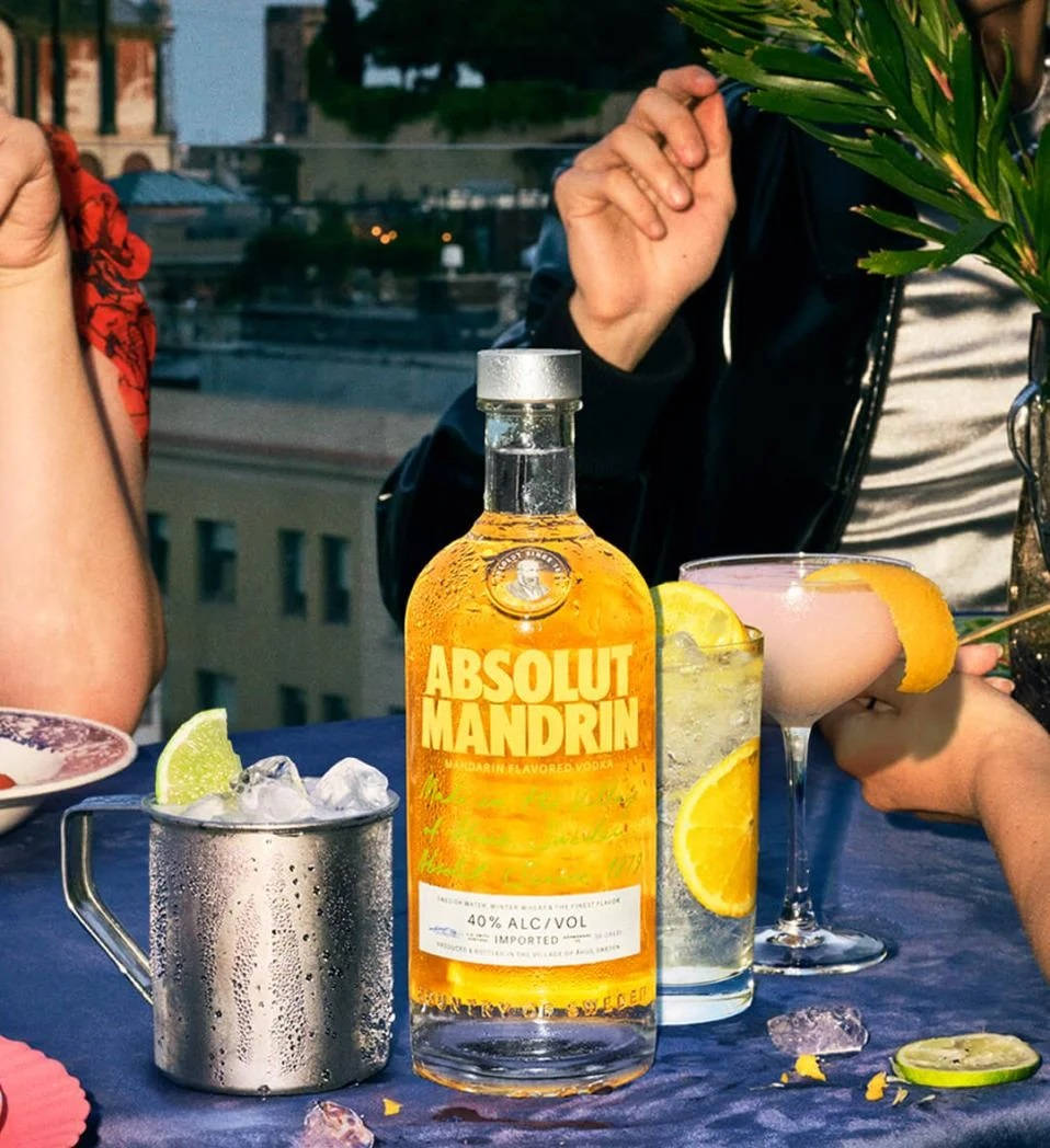 Absolut Mandarin वोदका और ज़ेस्टी नींबू कॉकटेल वॉलपेपर