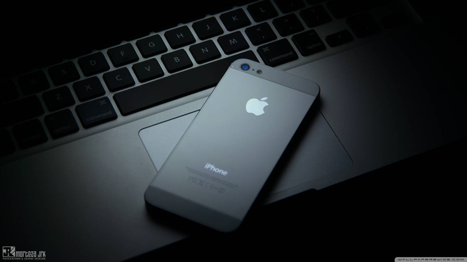 लकड़ी की मेज पर मनमोहक Apple iPhone वॉलपेपर