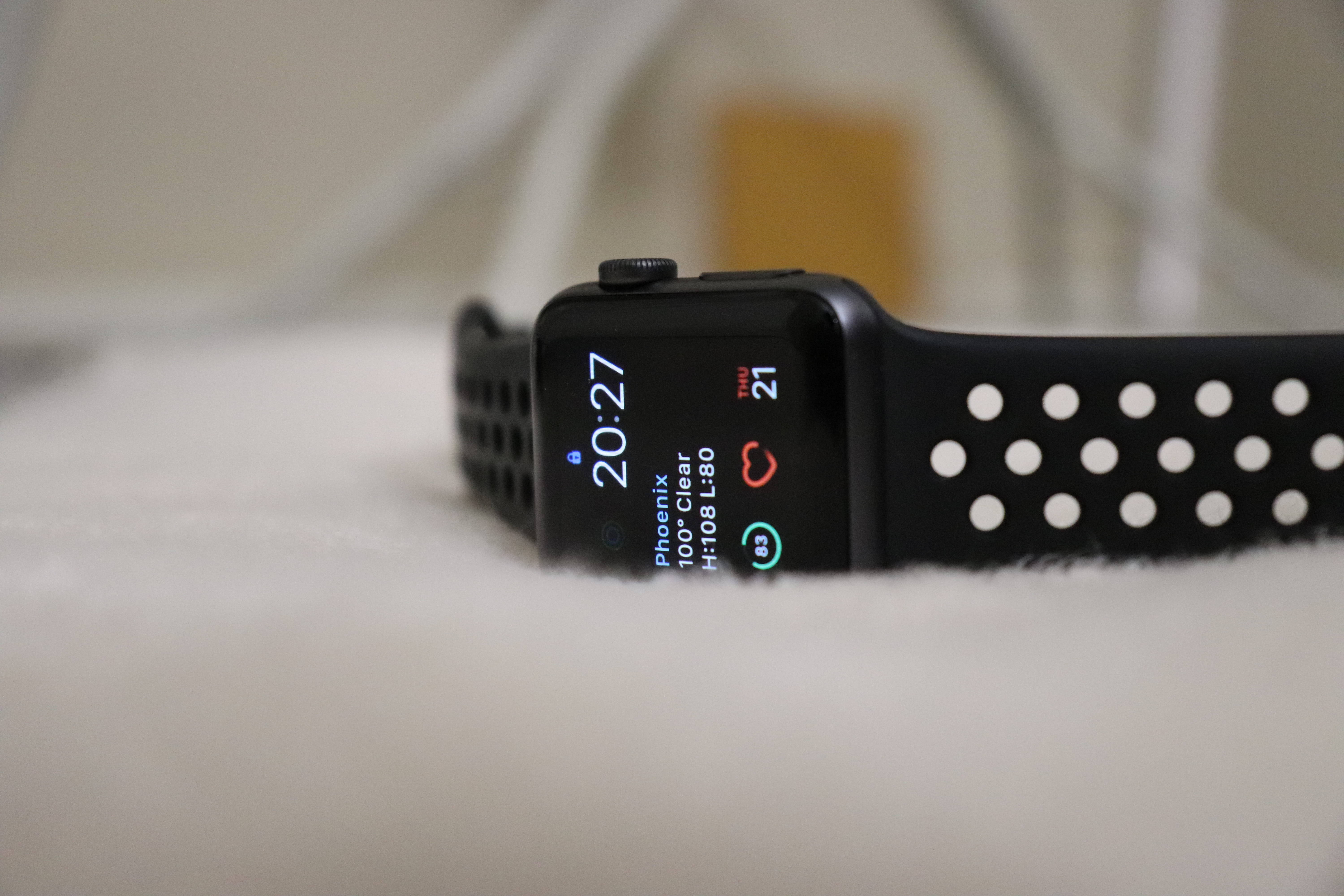 Apple Watch काले बैंड के साथ वॉलपेपर