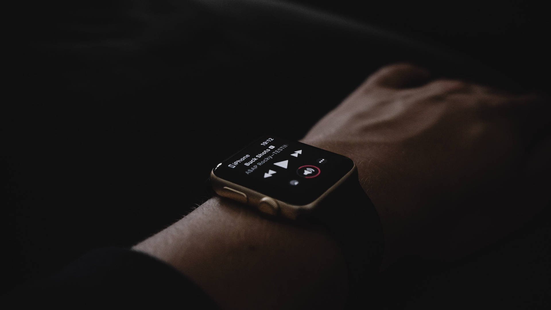 Apple Watch पिच-ब्लैक पट्टियों के साथ वॉलपेपर