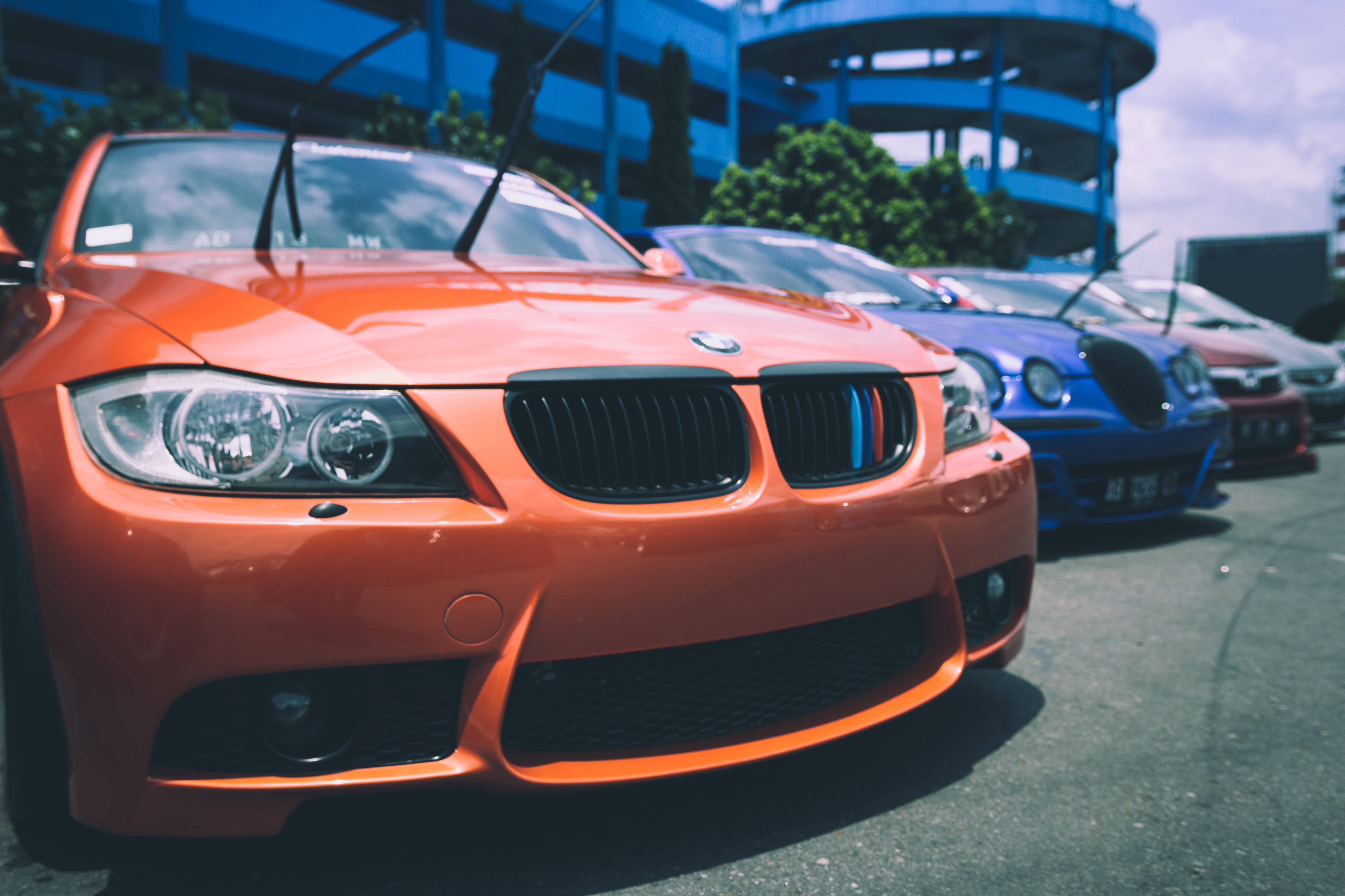 पार्क की गई BMW कारों का अगला भाग वॉलपेपर