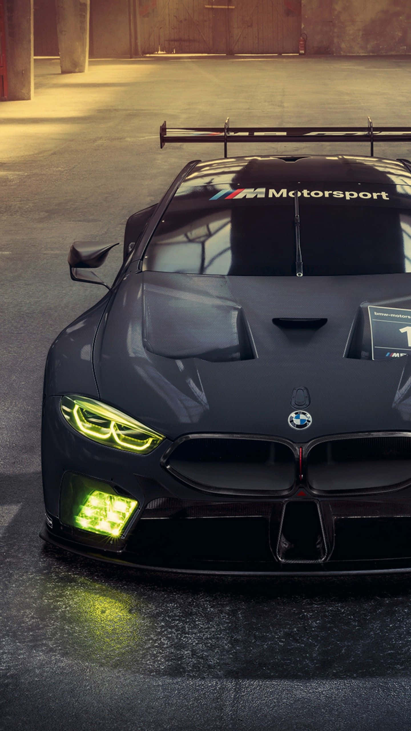 शहरी माहौल में कूल BMW वॉलपेपर