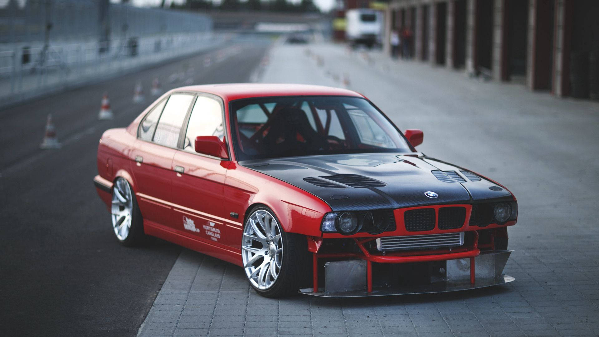 कैप्शन: शानदार लाल BMW E34 फुल एचडी में वॉलपेपर