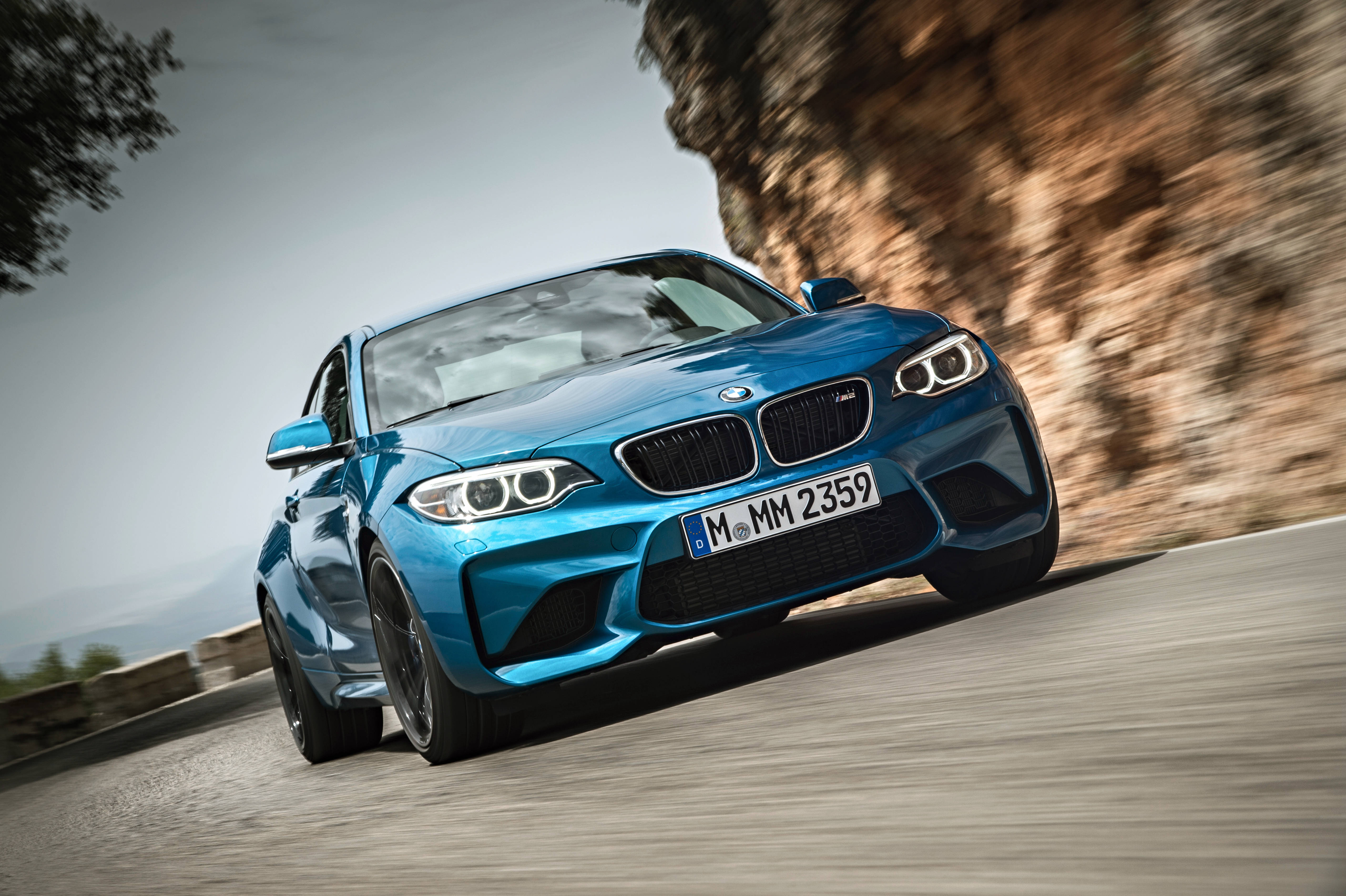 BMW M2 में ब्लास्ट ऑफ वॉलपेपर