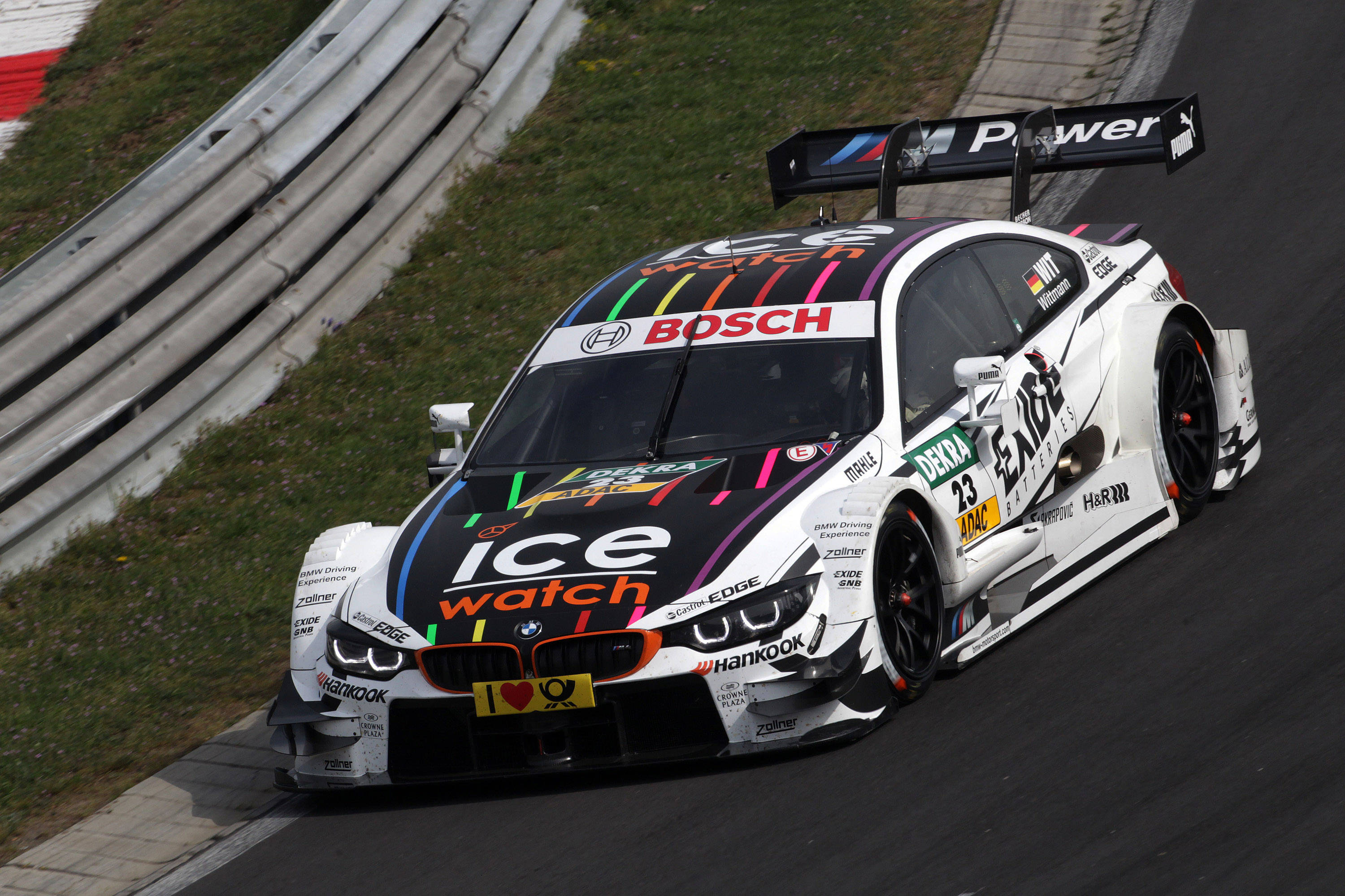 तेज और फुर्तीली BMW M4 DTM कार वॉलपेपर