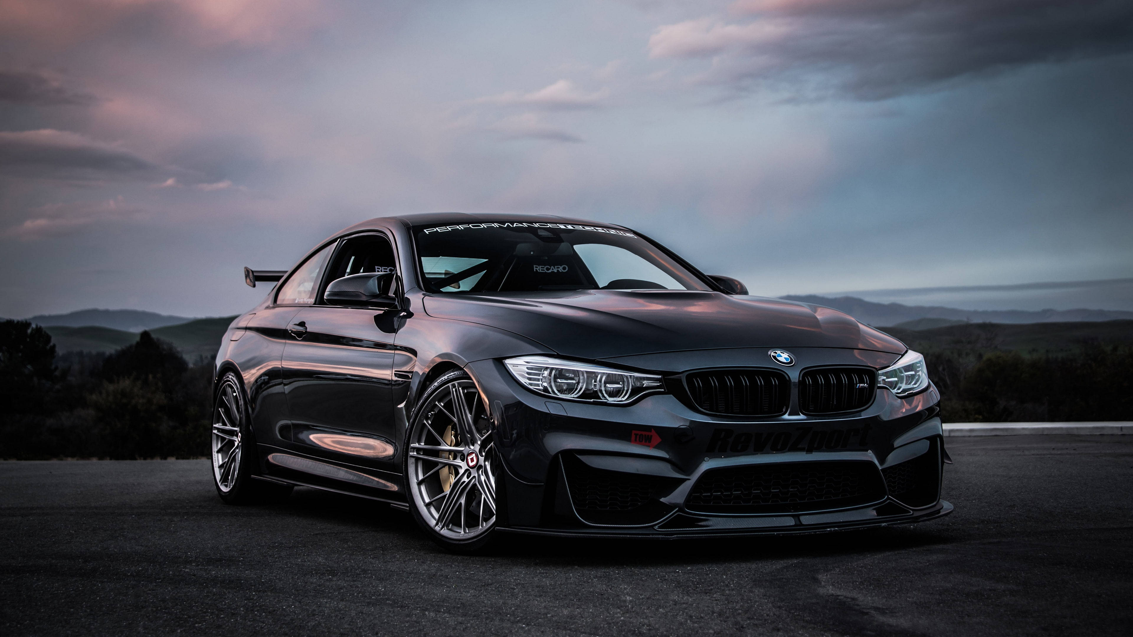 चमकदार काली BMW M4 कार वॉलपेपर