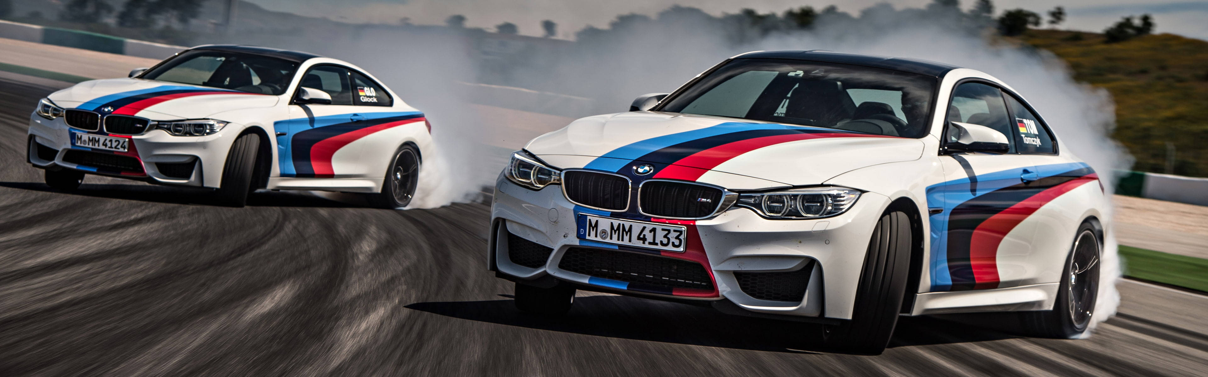 ट्रैक पर BMW M4 ड्रिफ्ट कार का रोमांचक सफर वॉलपेपर