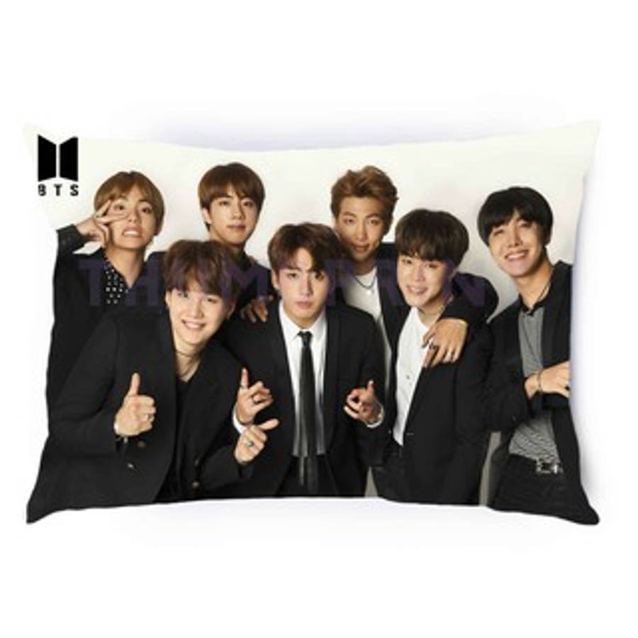 BTS ग्रुप क्यूट तकिया वॉलपेपर