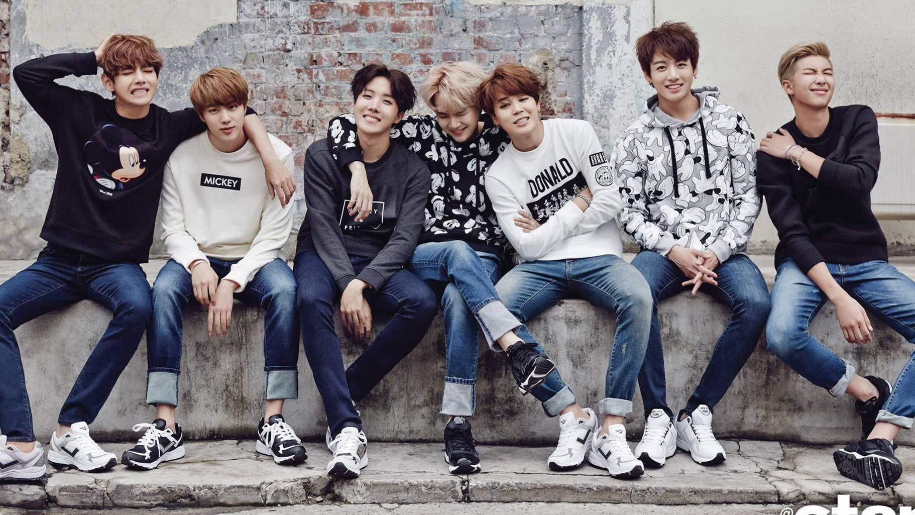 BTS 2020 कंक्रीट बेंच पर बैठे वॉलपेपर