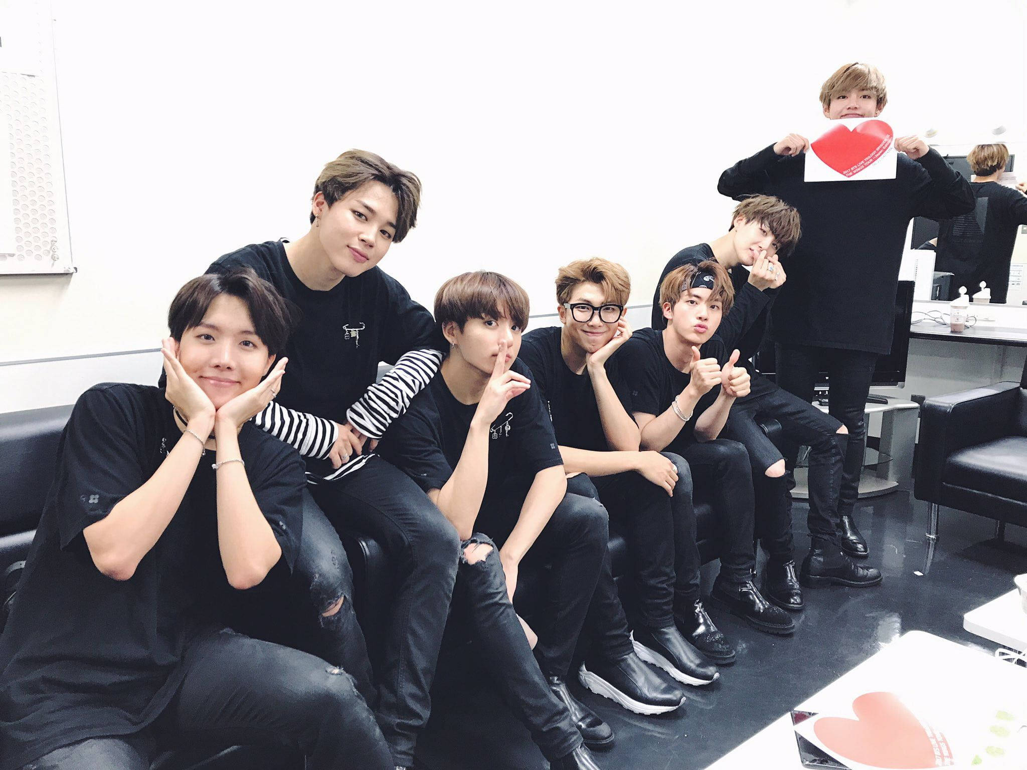 BTS 2021 डेस्कटॉप - पॉप संस्कृति के प्रतीकों का सामंजस्य वॉलपेपर