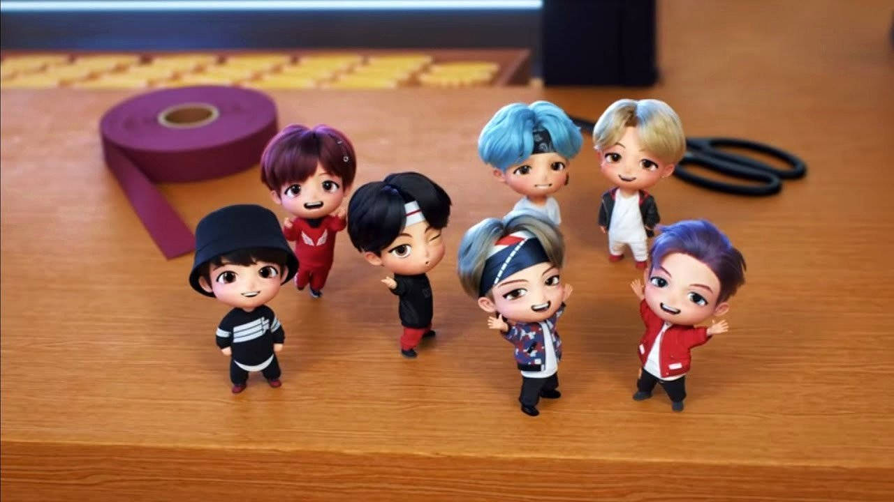 टेबल पर टिनी टैन BTS एक्शन फिगर वॉलपेपर