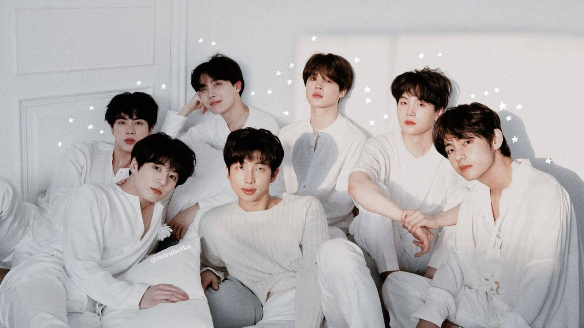 सफेद कपड़ों में BTS सदस्य वॉलपेपर