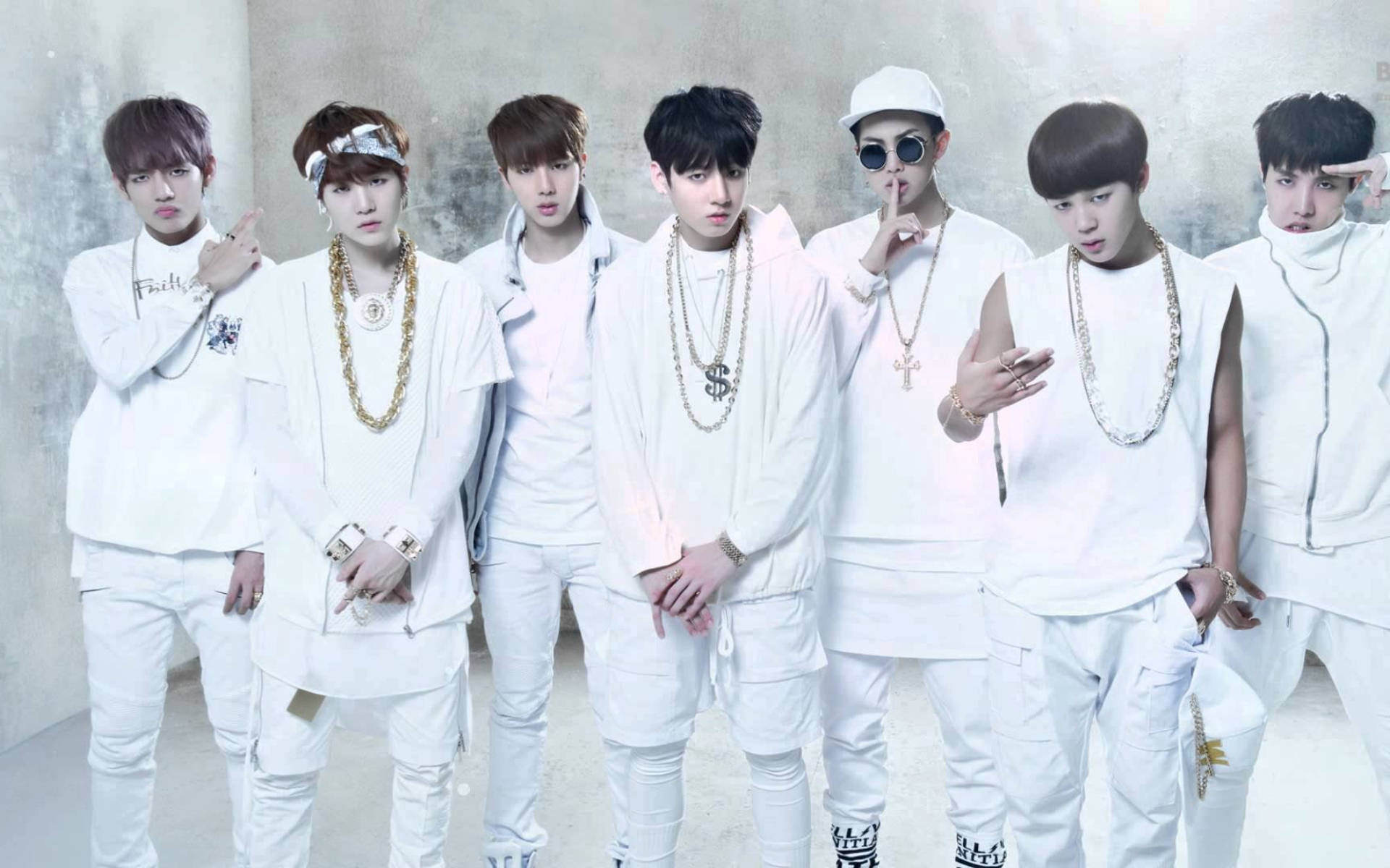 सभी सफेद पोशाक में BTS समूह फोटो वॉलपेपर