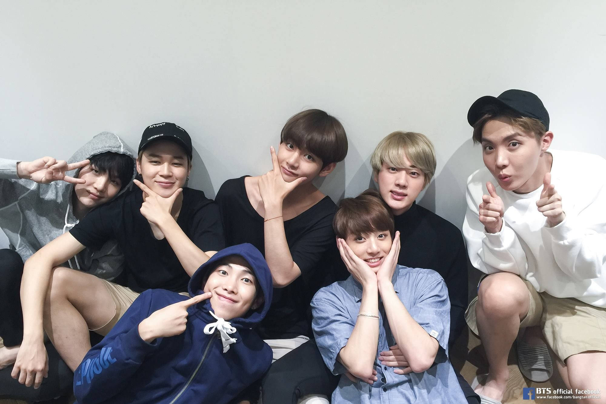 BTS सदस्य सभी मुस्कुराते हुए वॉलपेपर
