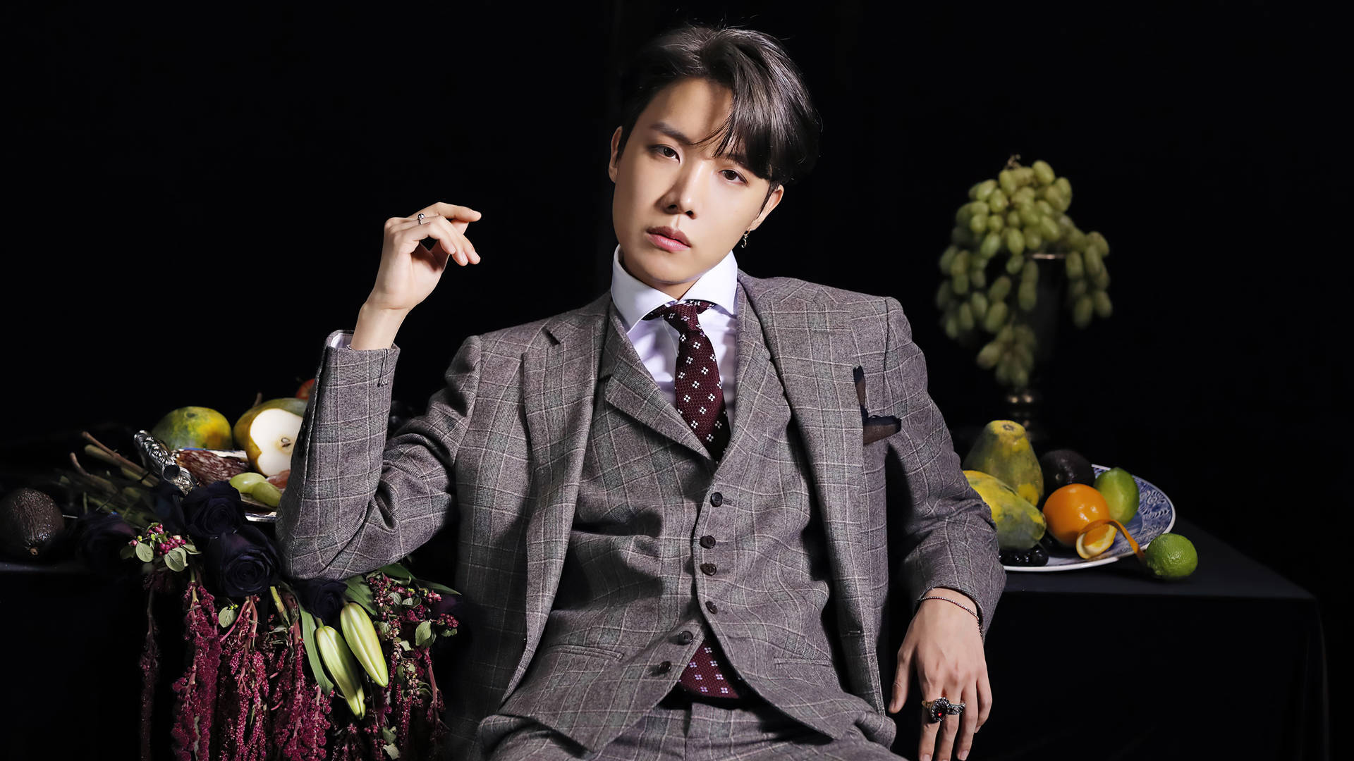 BTS J-Hope का डैशिंग लुक वॉलपेपर