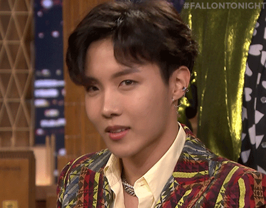 BTS के JHope का कैज़ुअल वियर में आकर्षण वॉलपेपर