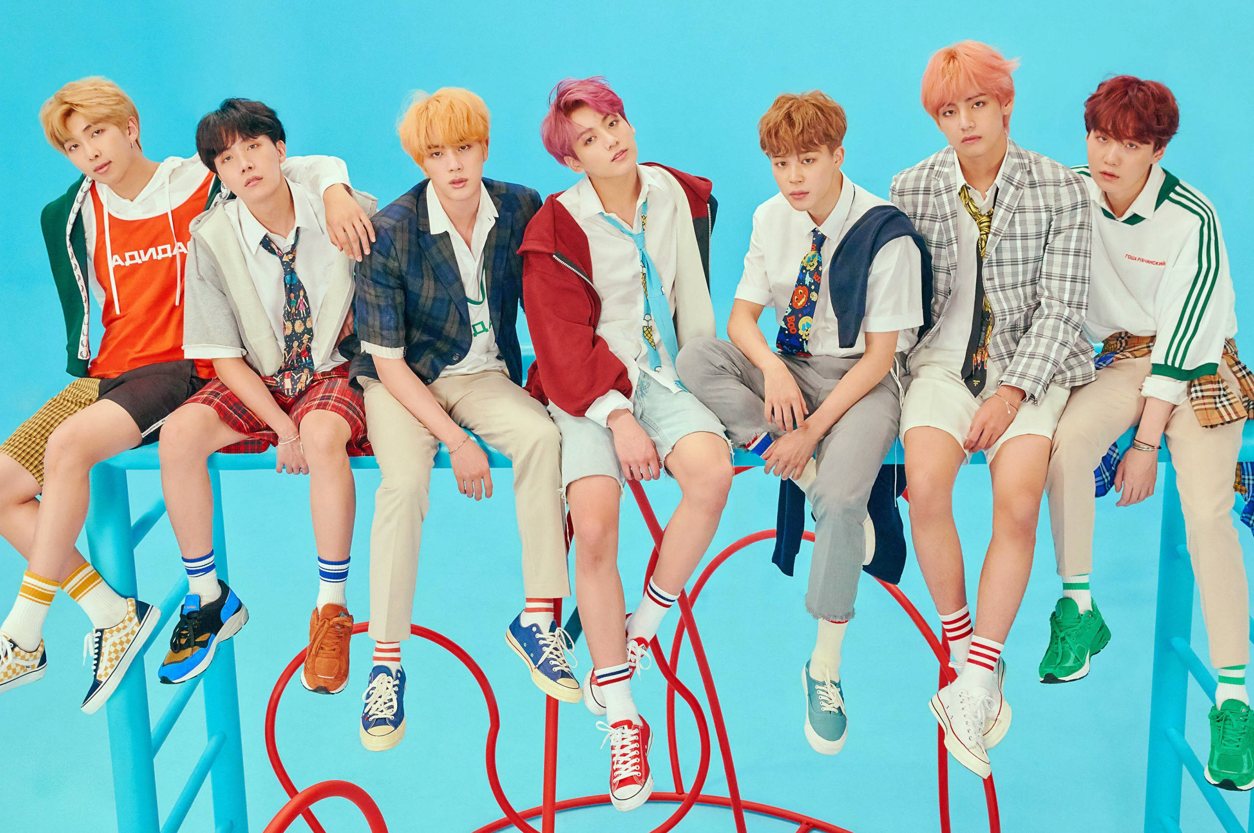 नीले रंग में BTS समूह फोटो वॉलपेपर