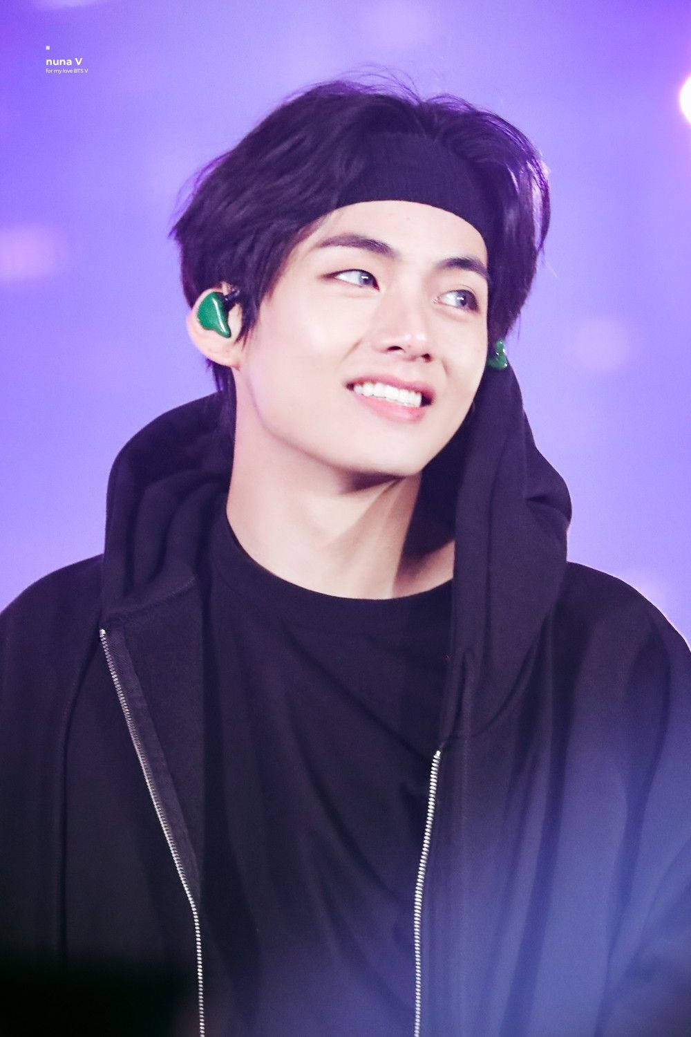 BTS V की शानदार स्टाइल ब्लैक आउटफिट में वॉलपेपर