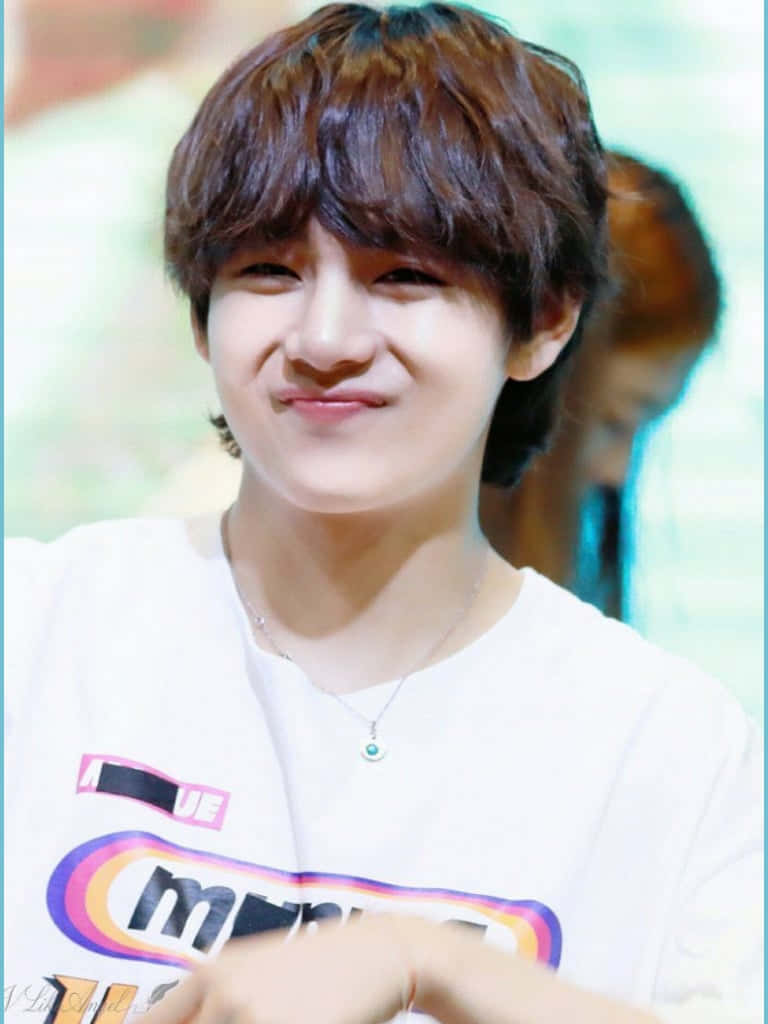 BTS V का आत्मविश्वास भरी मुस्कान वॉलपेपर