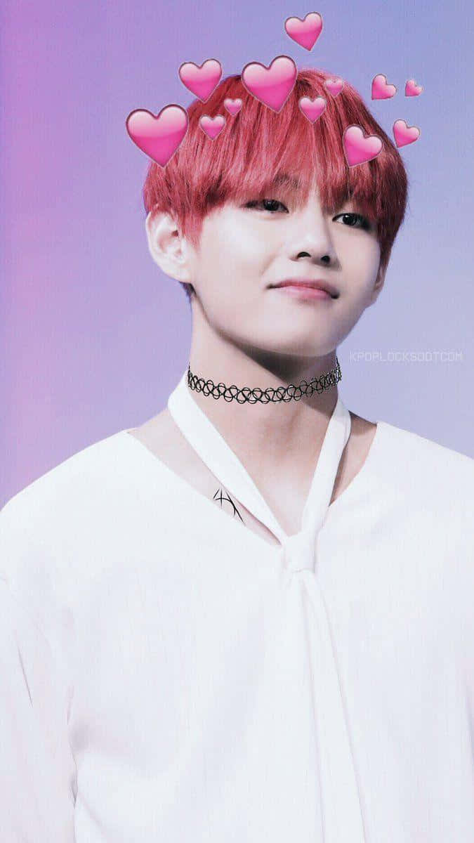 Bts V कैमरे के लिए पोज़ देते हुए हैंडसम लग रहे हैं वॉलपेपर