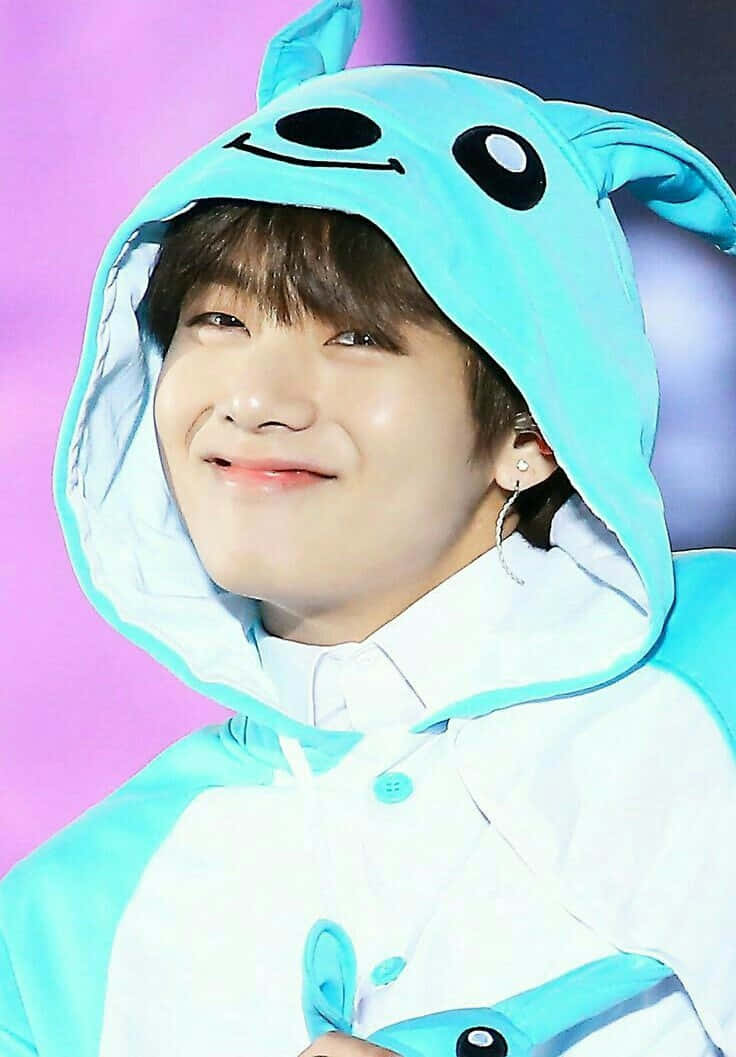 BTS V प्रशंसकों के लिए पोज़ देते हुए वॉलपेपर