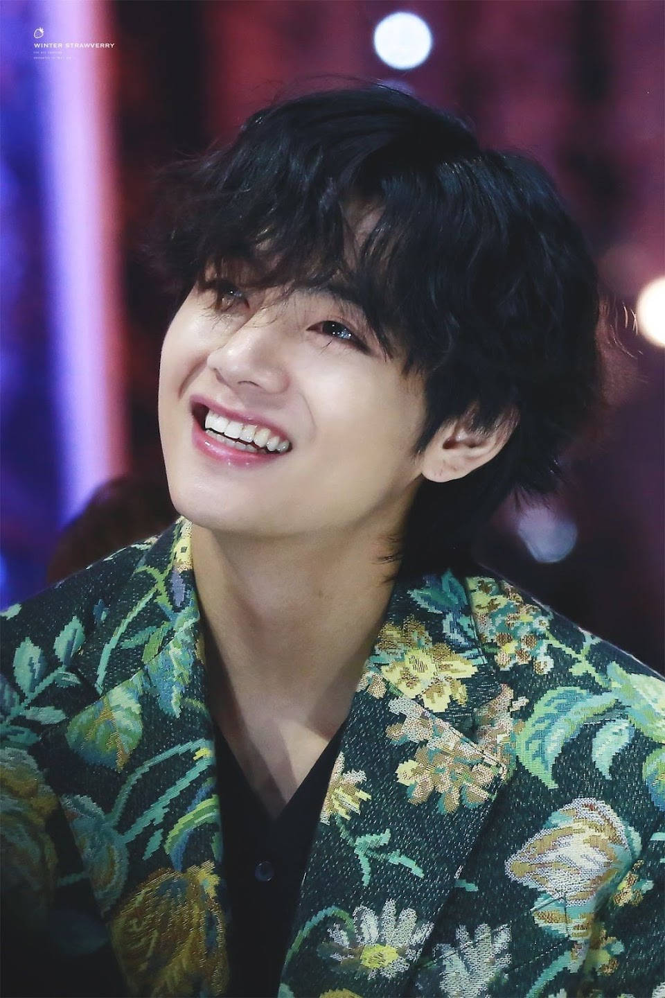 BTS V फूलों वाला कोट वॉलपेपर