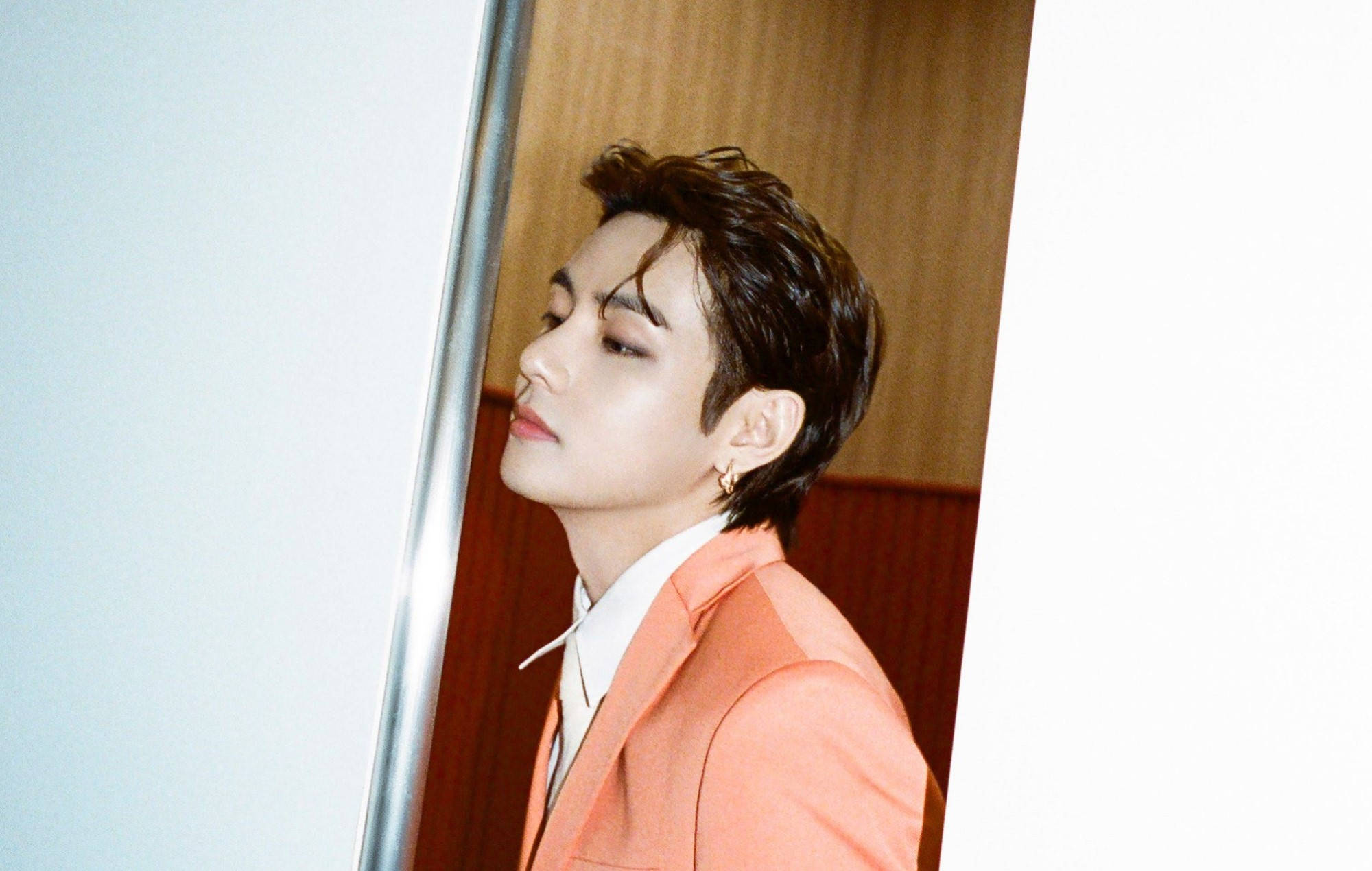 BTS V का स्लिक बैक हेयर वॉलपेपर