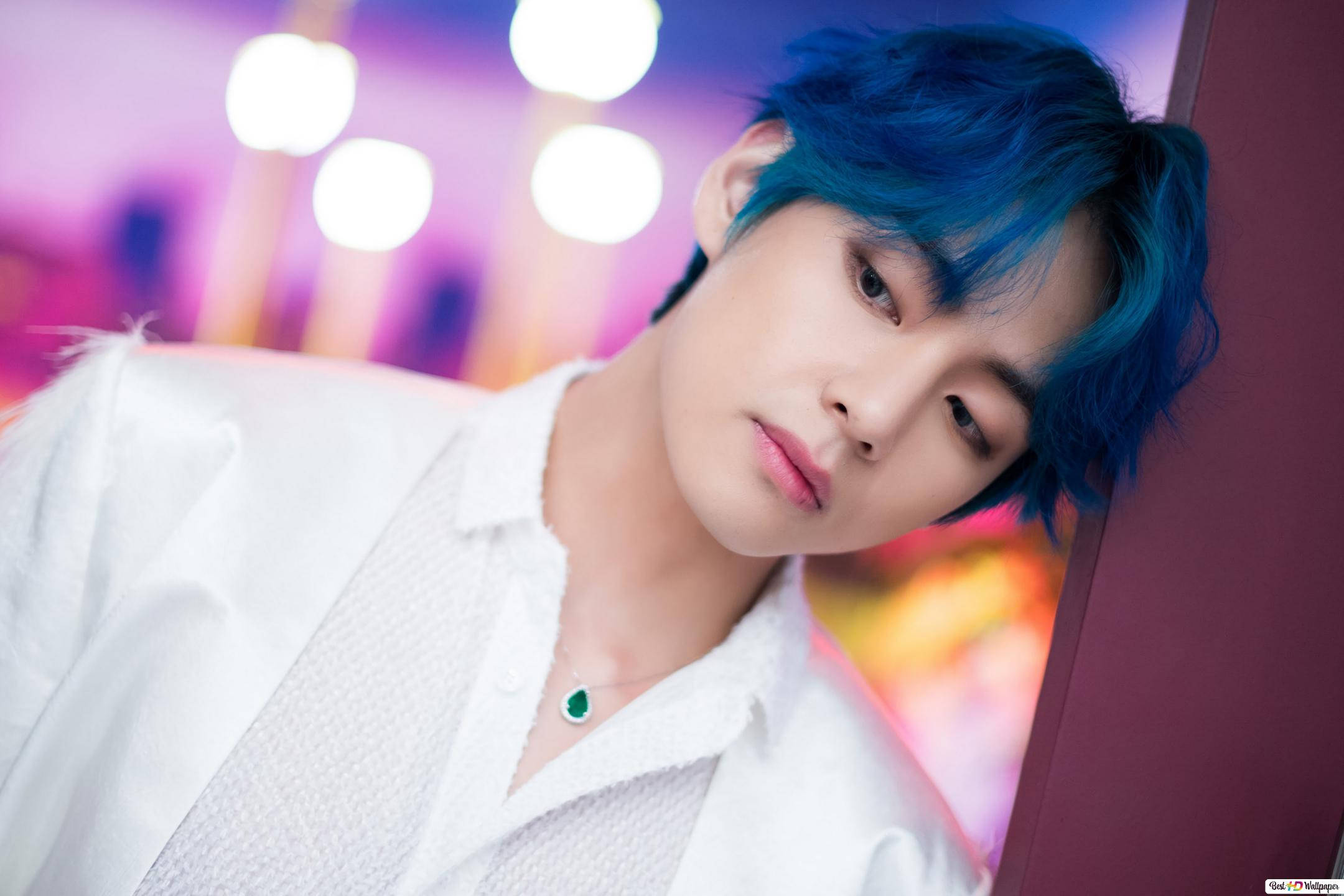 BTS V दीवार पर सिर झुकाए हुए वॉलपेपर
