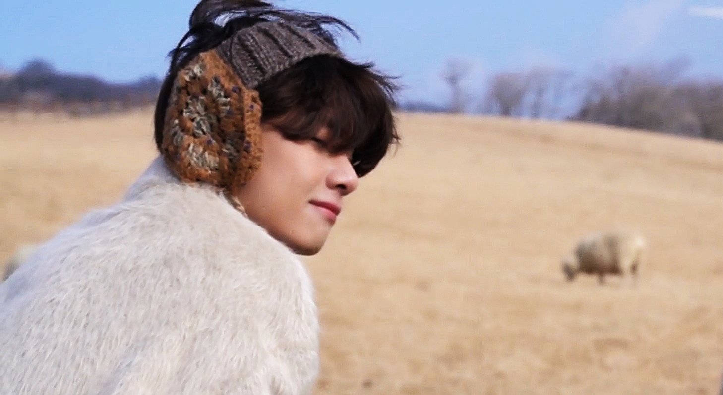 BTS V बुना हुआ ईयरमफ वॉलपेपर