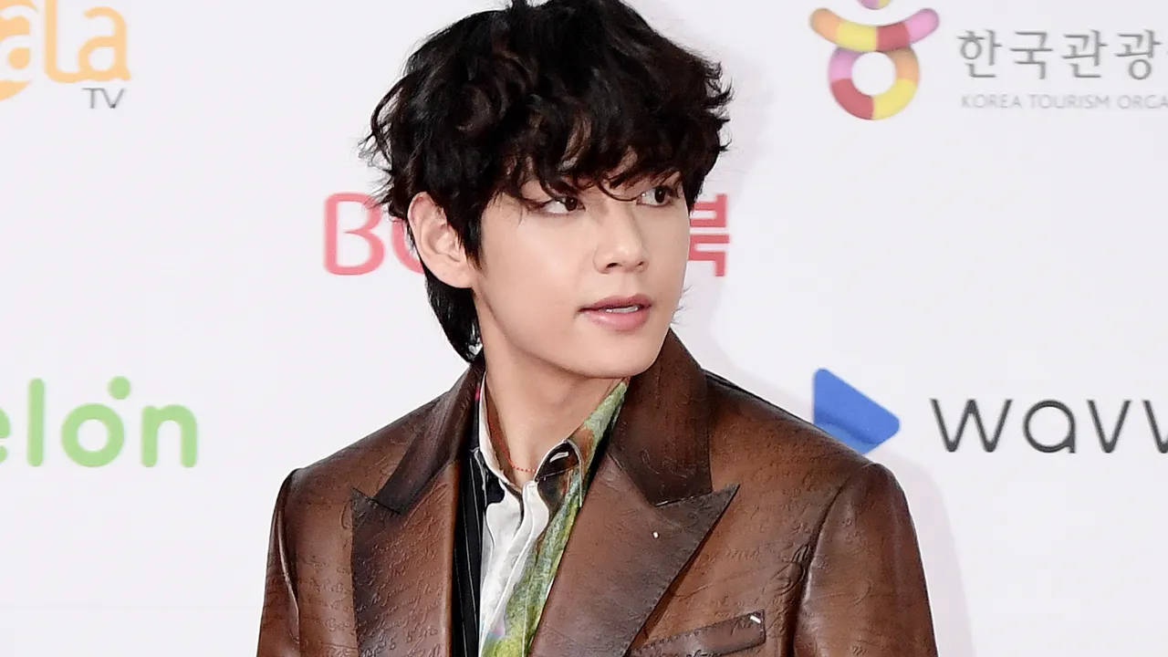 BTS V ब्राउन लेदर जैकेट वॉलपेपर