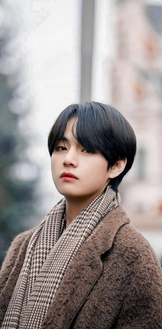 BTS V ब्राउन विंटर आउटफिट वॉलपेपर