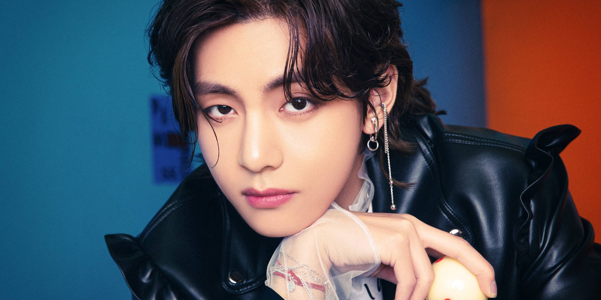 BTS V ब्लैक लेदर जैकेट वॉलपेपर