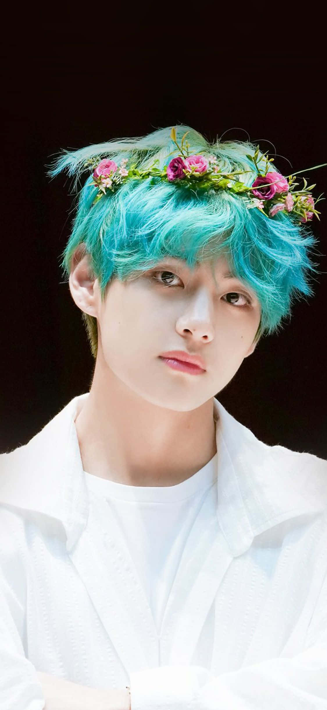 BTS V युवा आनंद और आत्मविश्वास बिखेरता है वॉलपेपर