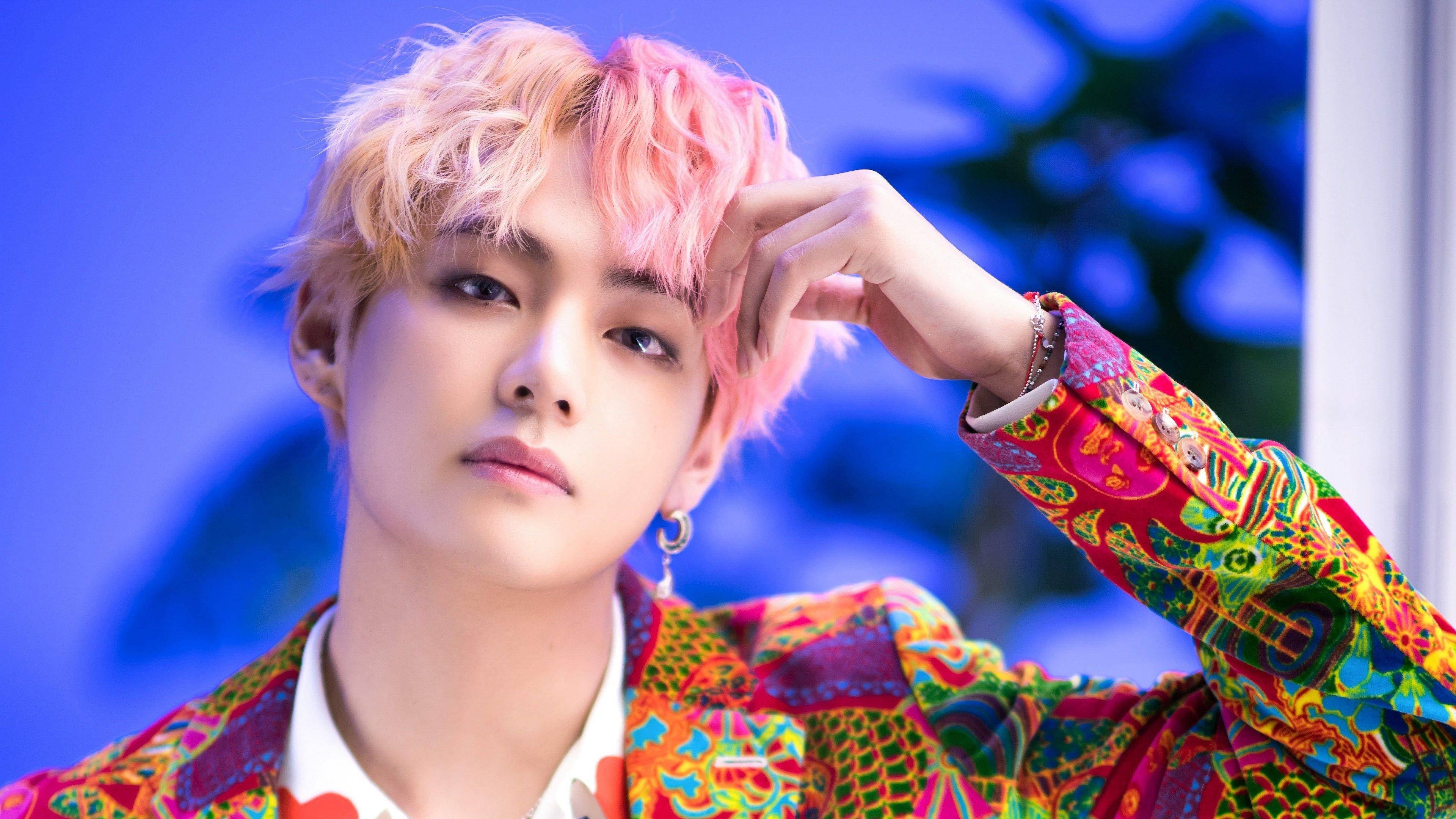BTS V रंगीन सूट में वॉलपेपर