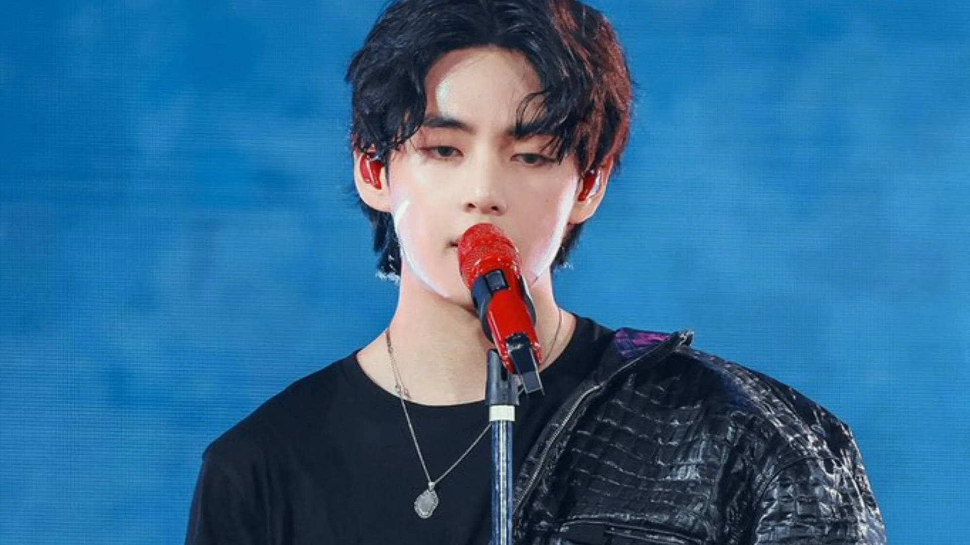 BTS V लाल माइक्रोफोन वॉलपेपर