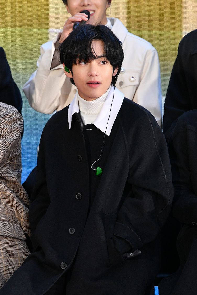 BTS V स्टाइलिश टर्टलनेक में - बहुमुखी फैशन का प्रदर्शन वॉलपेपर