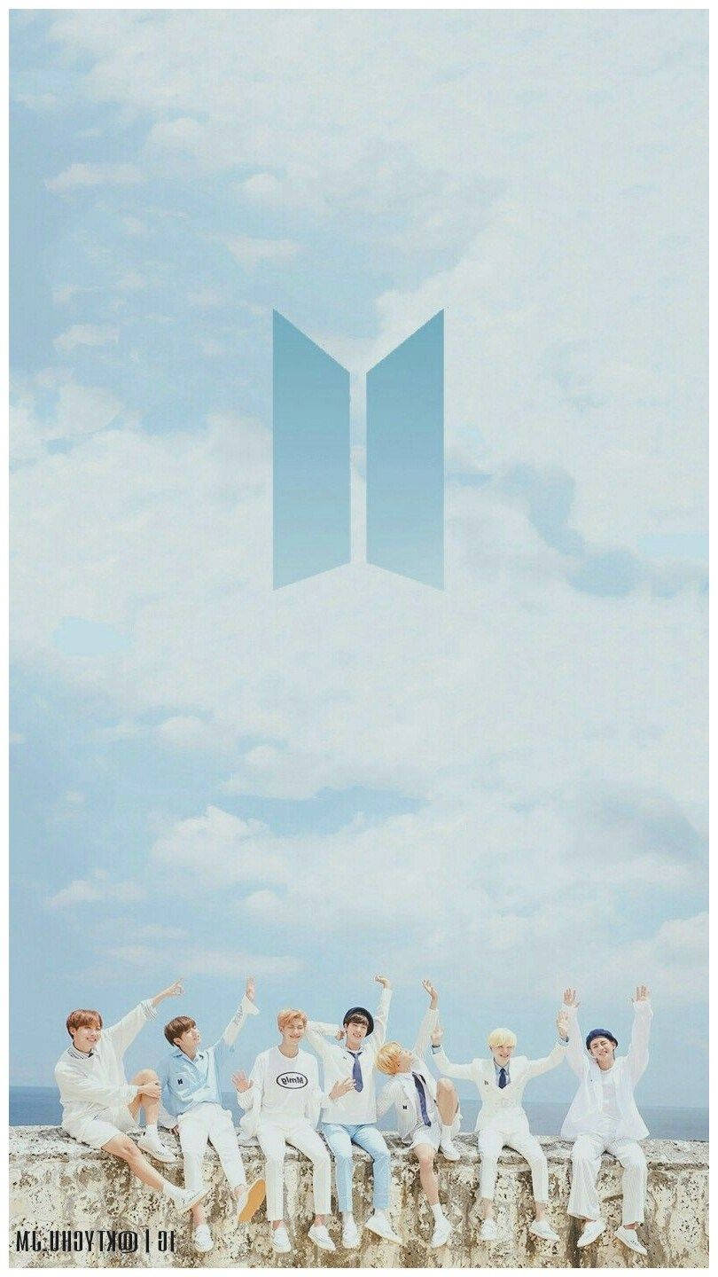 BTS का नीले आसमान के साथ सौंदर्यपूर्ण लोगो वॉलपेपर