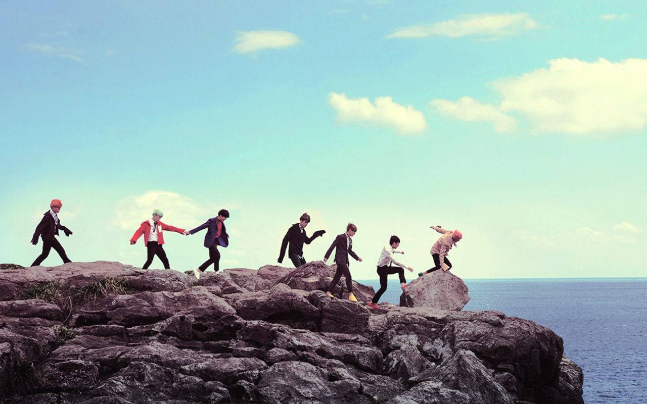 BTS का सौंदर्यपूर्ण चट्टानी तट वॉलपेपर
