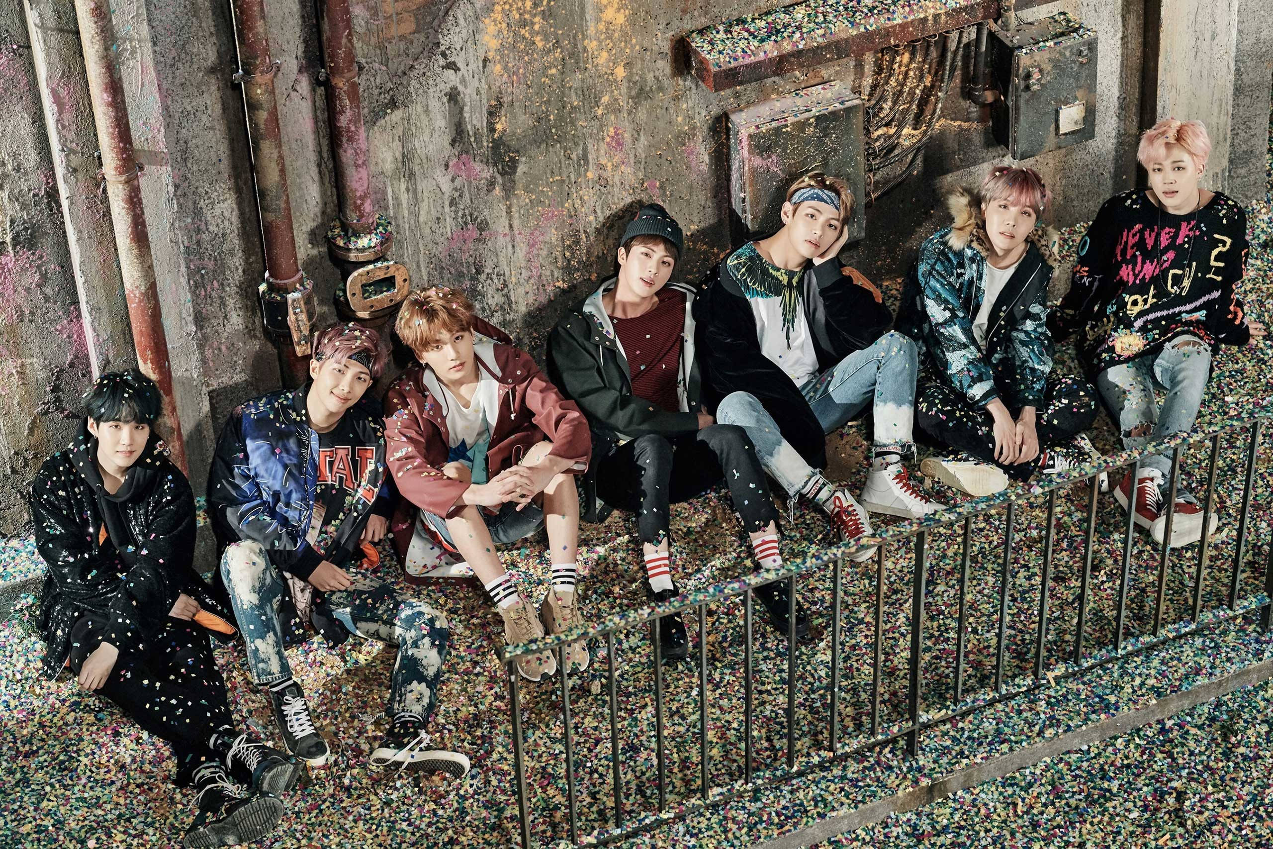 BTS गली में कंफ़ेटी और लैपटॉप के साथ वॉलपेपर