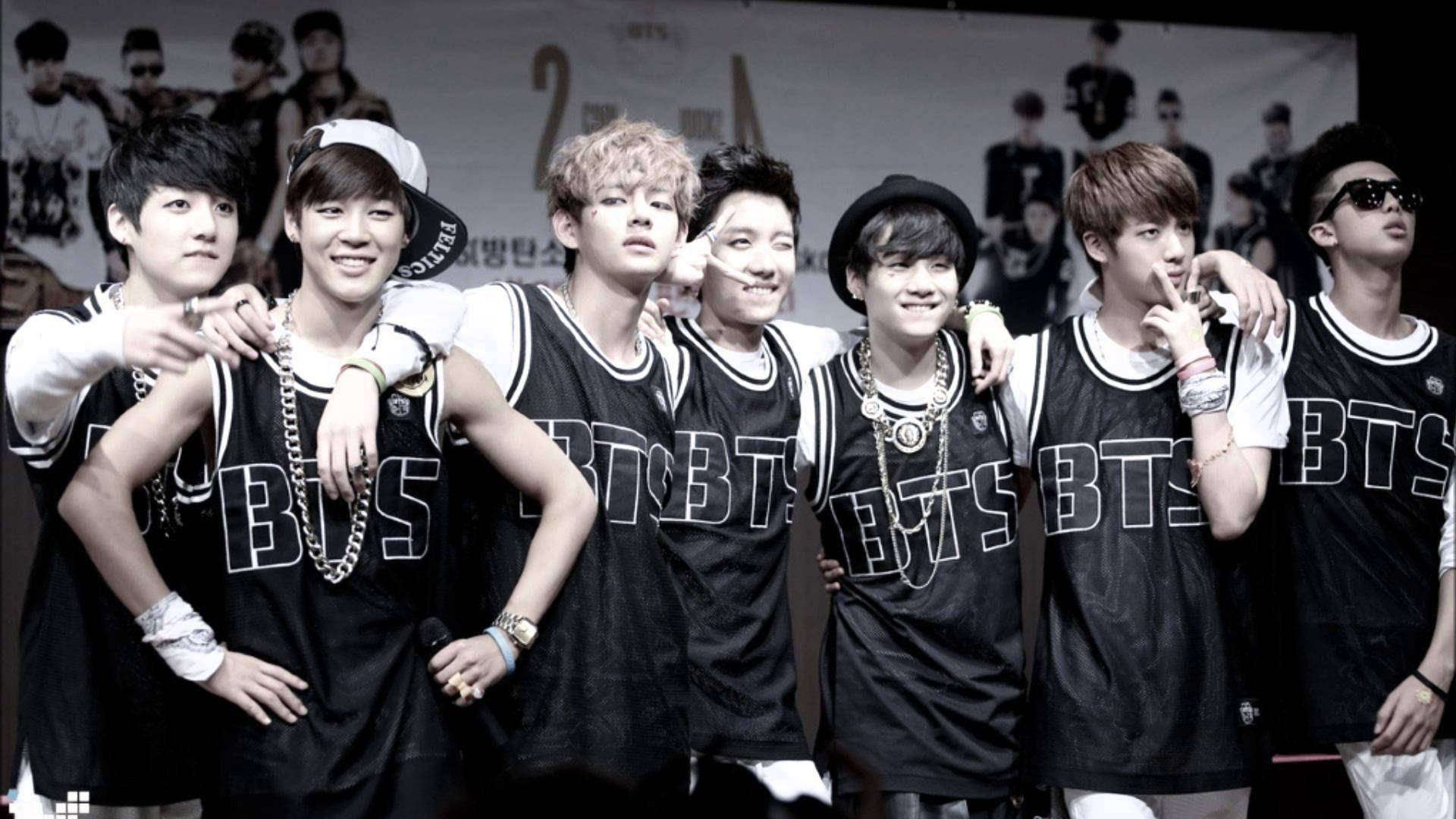 BTS जर्सी पहने लैपटॉप वॉलपेपर