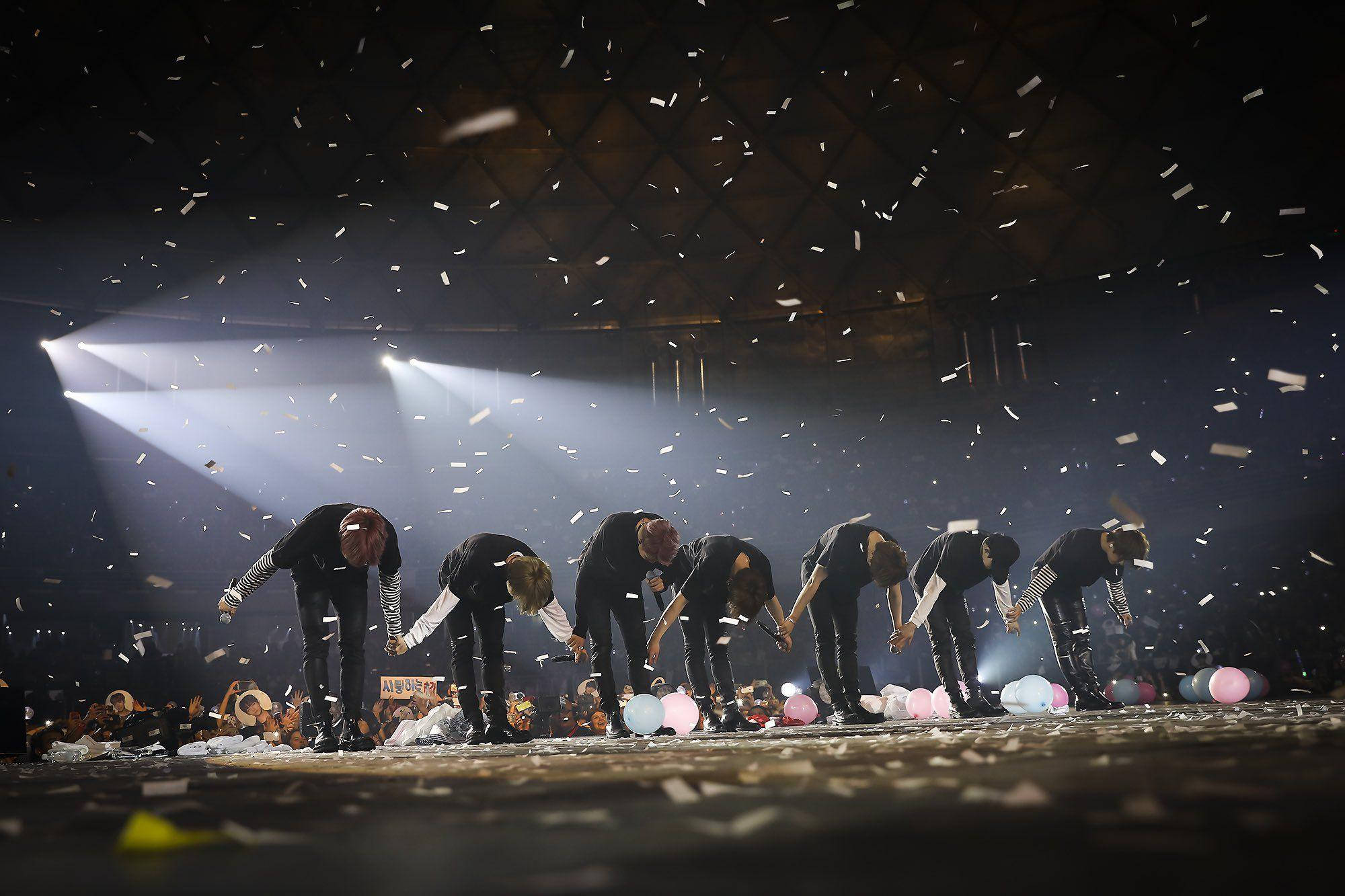 BTS डेस्कटॉप कॉन्सर्ट में झुकते हुए वॉलपेपर