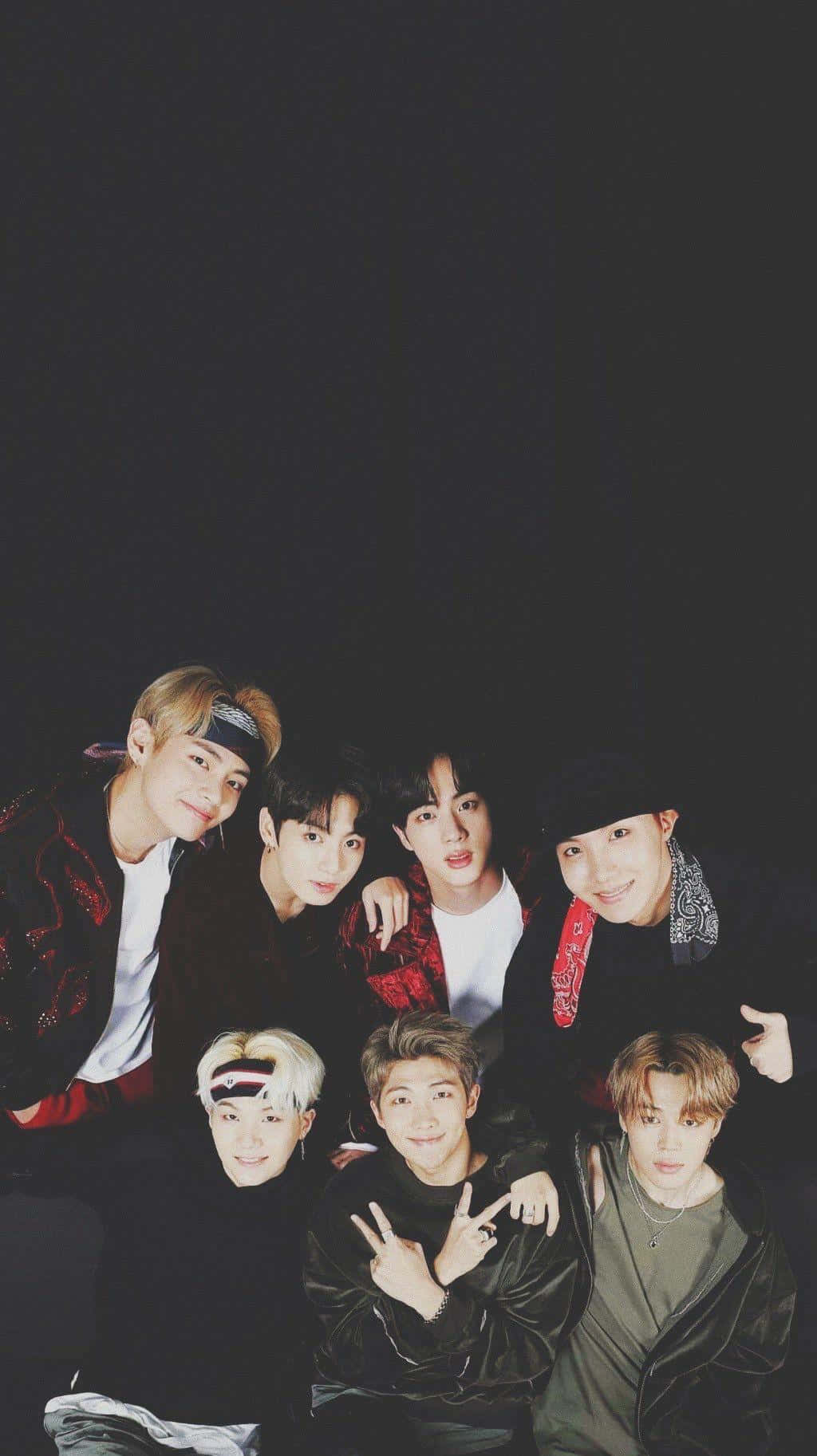 BTS ब्लैक आईफोन वॉलपेपर