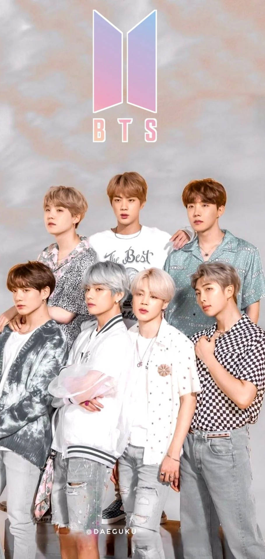 Bts लोगो के नीचे पोज़ करता प्यारा Bts ग्रुप — बीटीएस लोगो एनिमेटेड वॉलपेपर